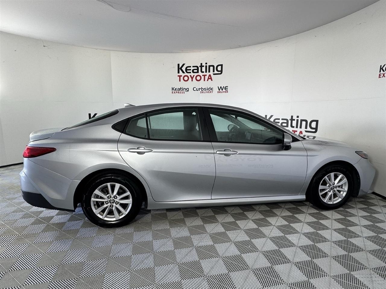 Toyota Camry Hybrid XLE 2025