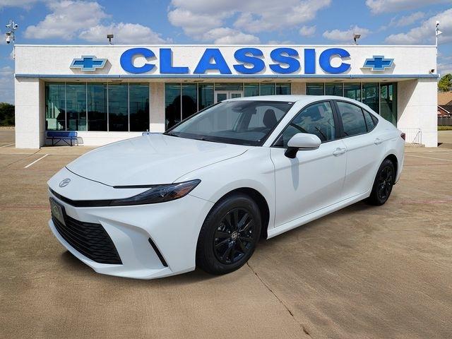 Toyota Camry Hybrid XLE 2025
