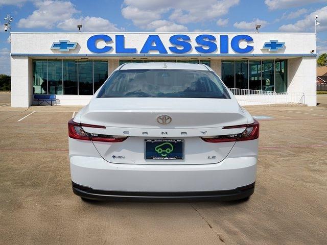 Toyota Camry Hybrid XLE 2025