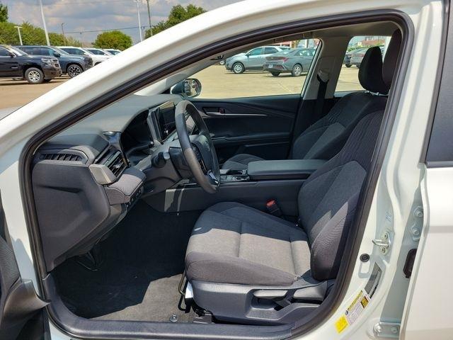 Toyota Camry Hybrid XLE 2025