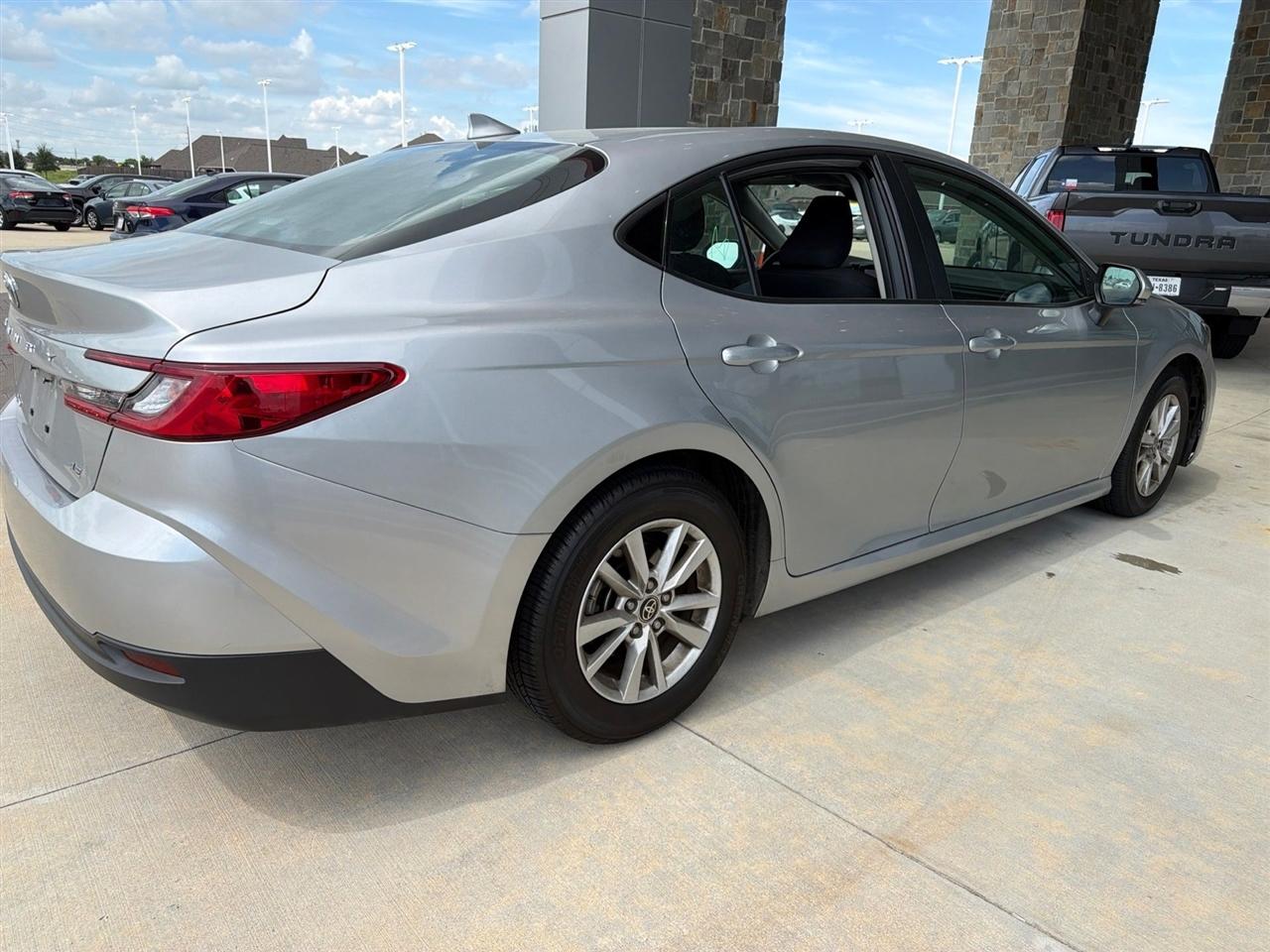 Toyota Camry Hybrid XLE 2025