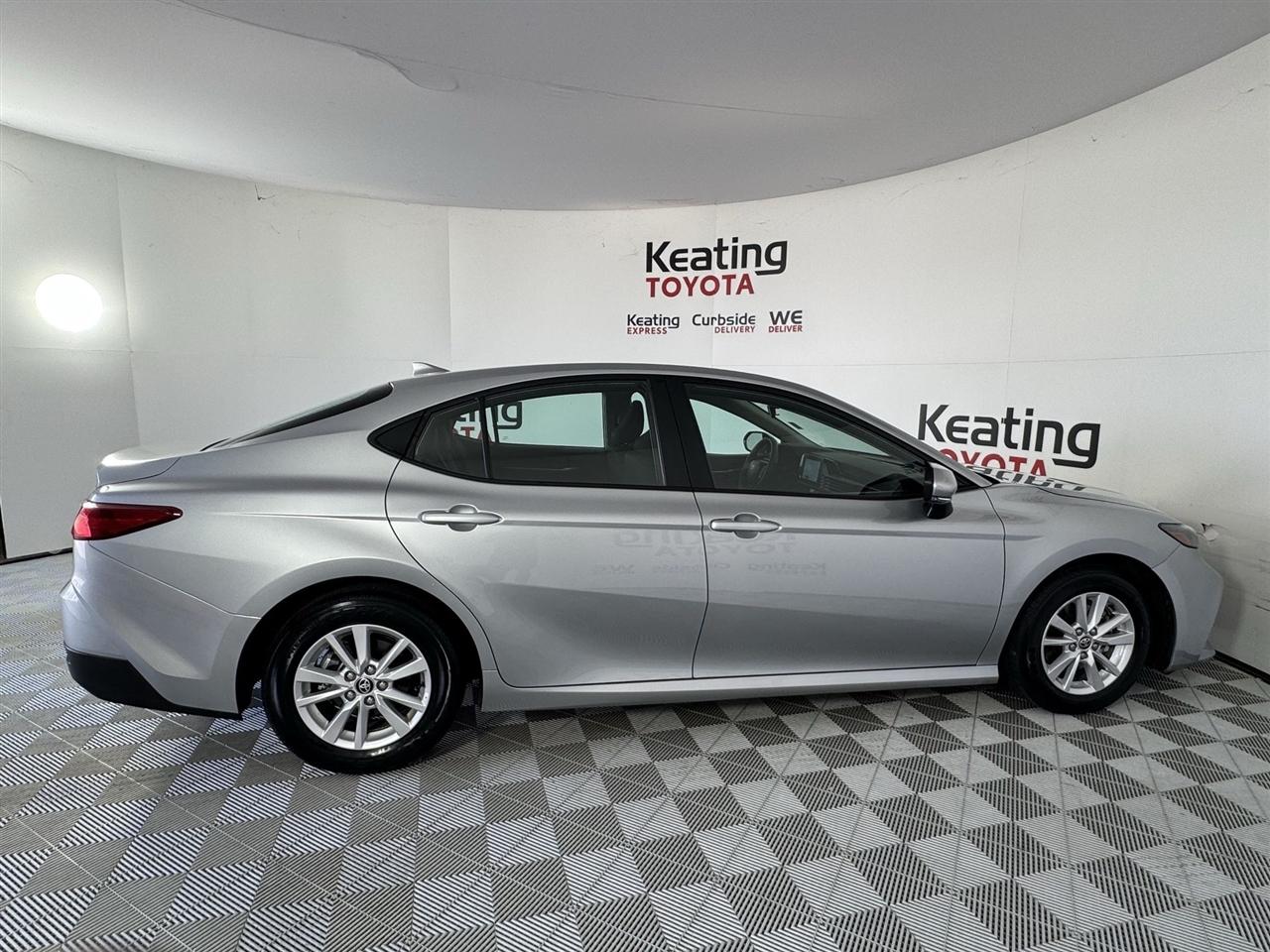 Toyota Camry Hybrid XLE 2025