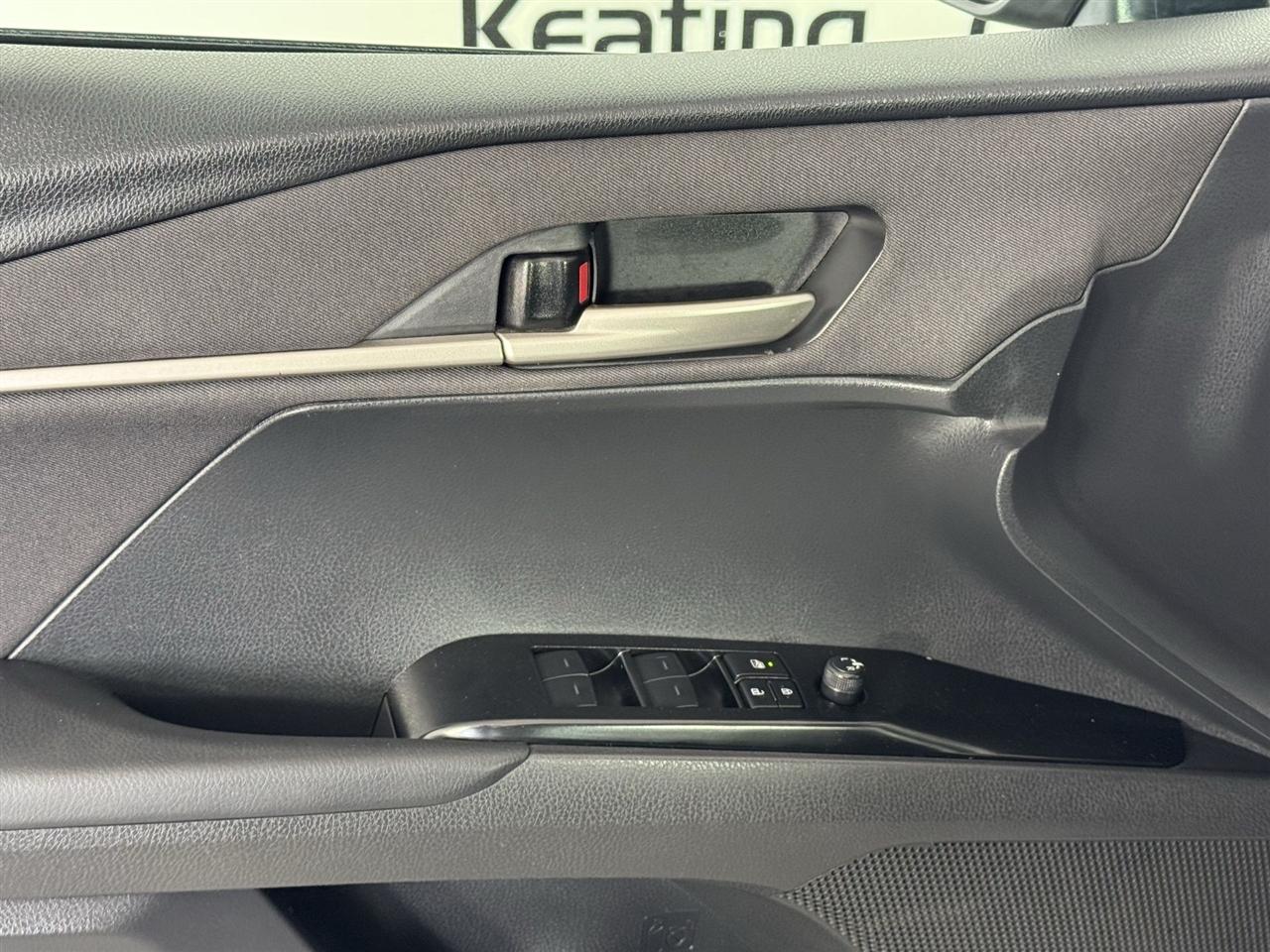 Toyota Camry Hybrid XLE 2025