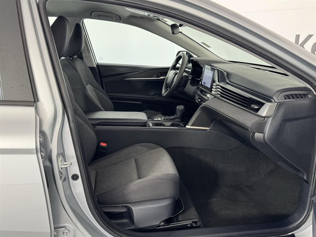 Toyota Camry Hybrid XLE 2025