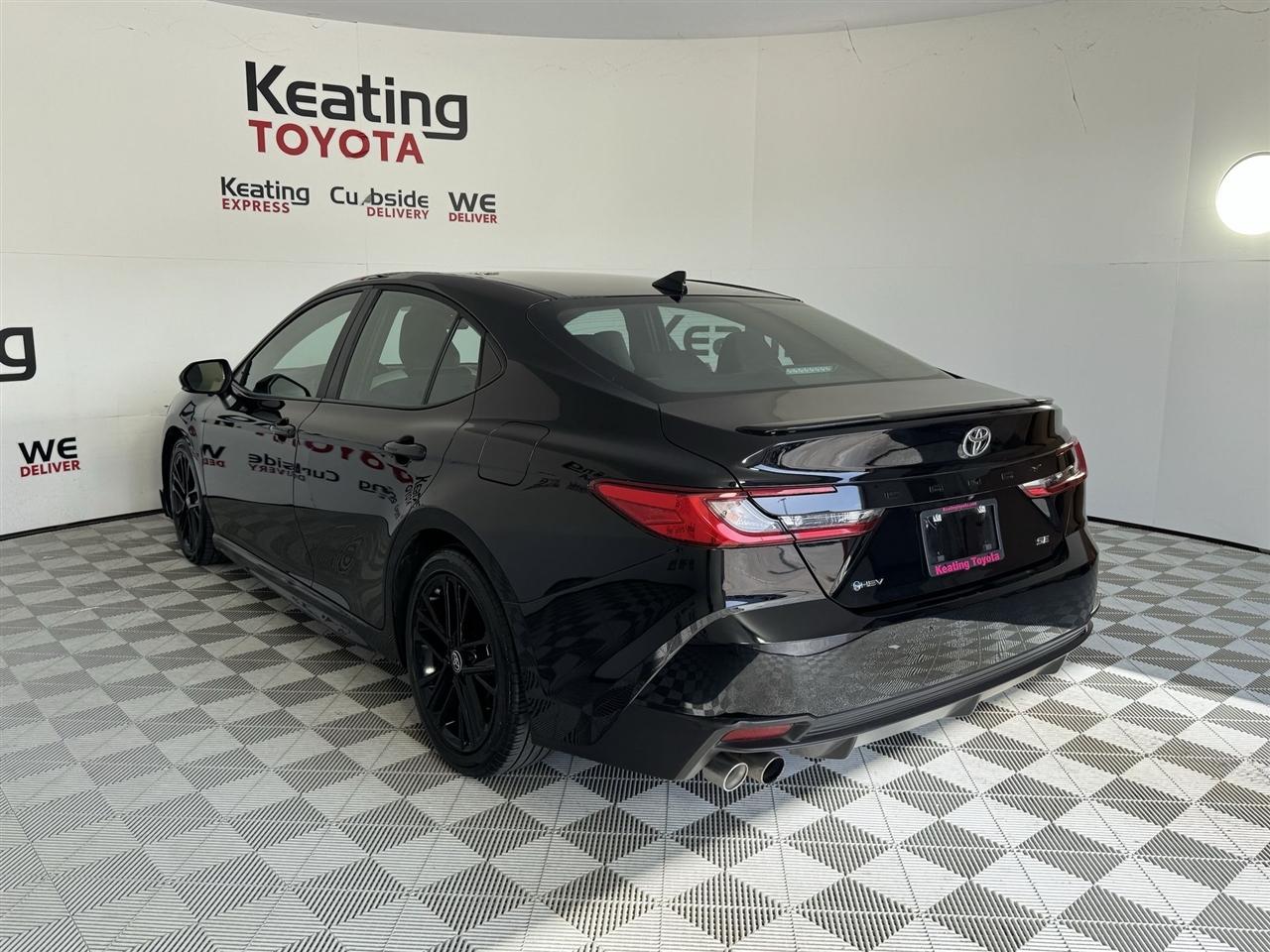 Toyota Camry Hybrid XLE 2025