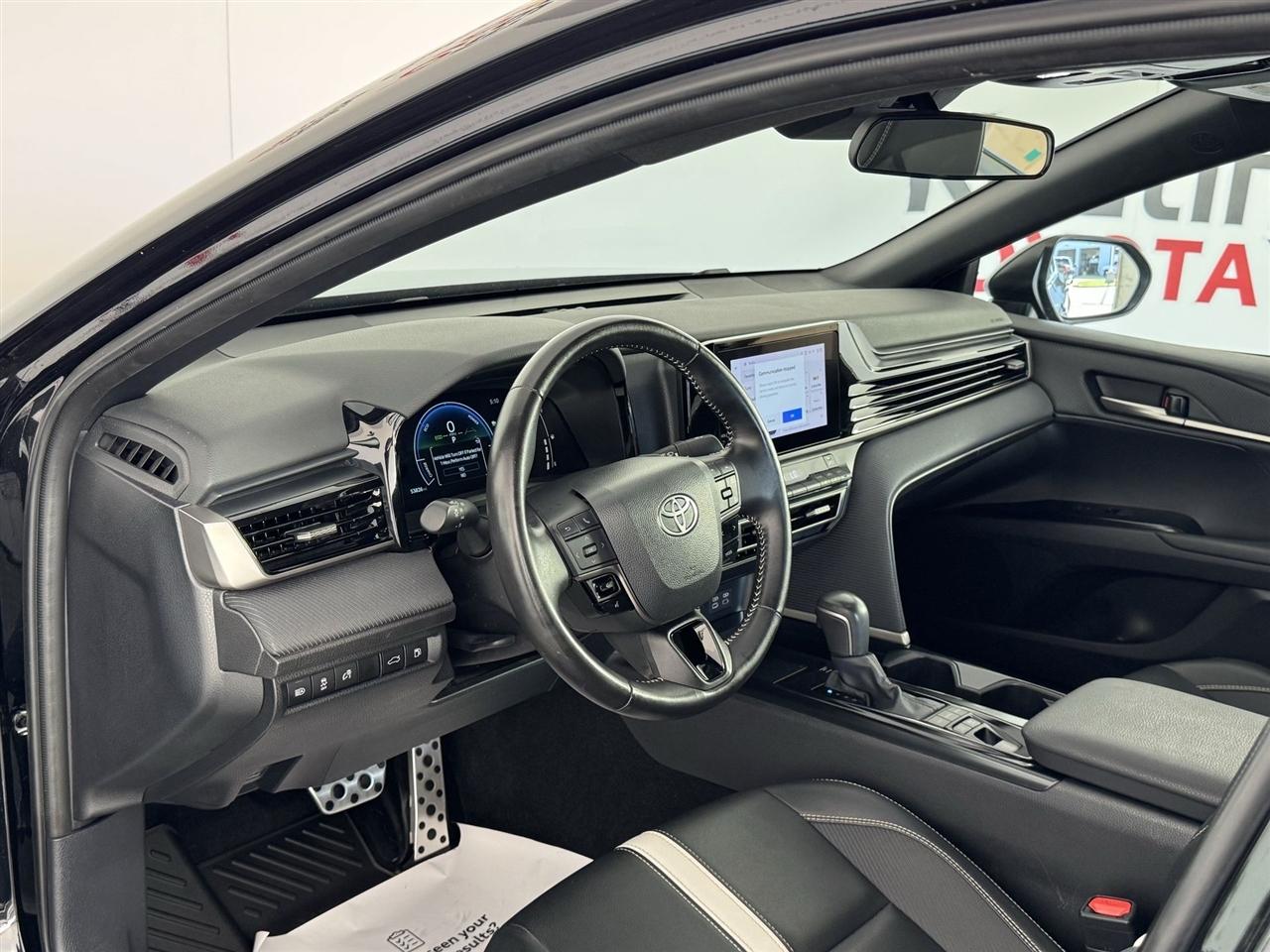 Toyota Camry Hybrid XLE 2025