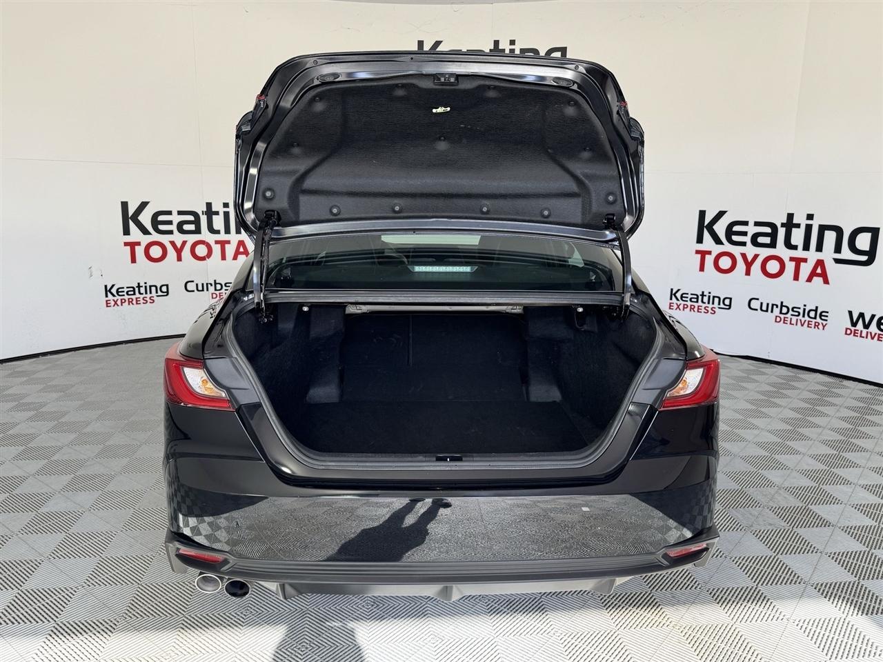 Toyota Camry Hybrid XLE 2025
