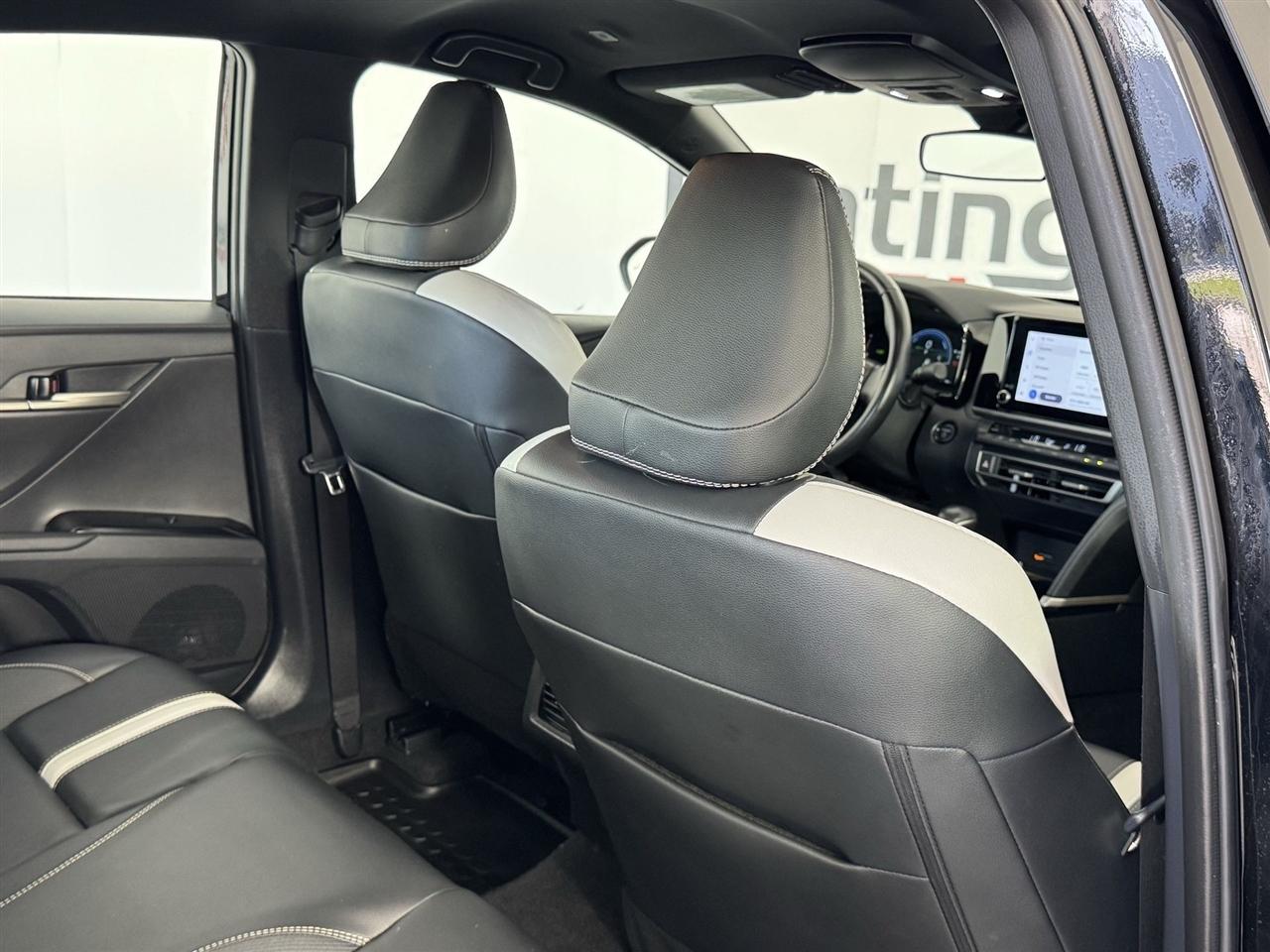 Toyota Camry Hybrid XLE 2025