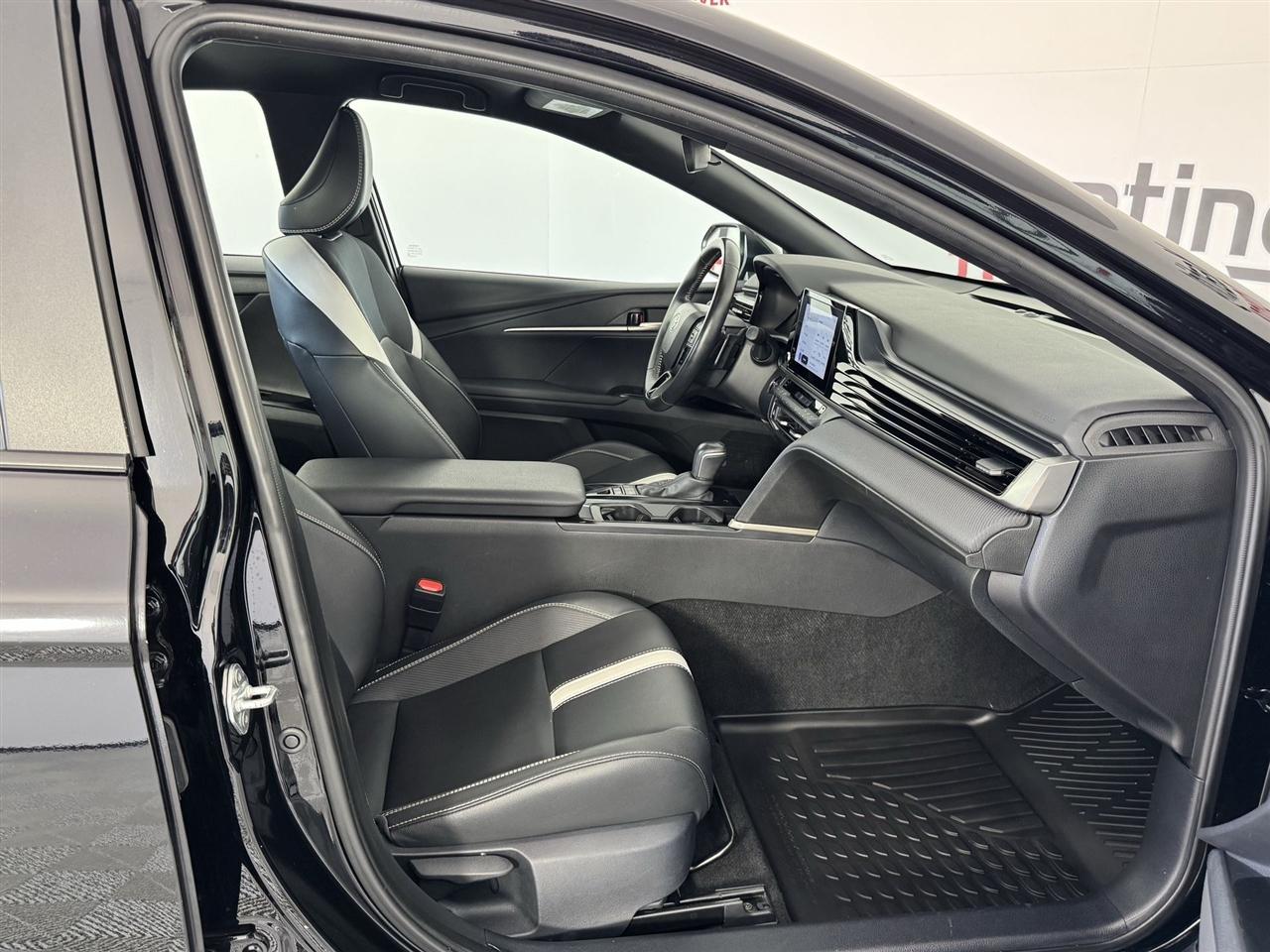 Toyota Camry Hybrid XLE 2025