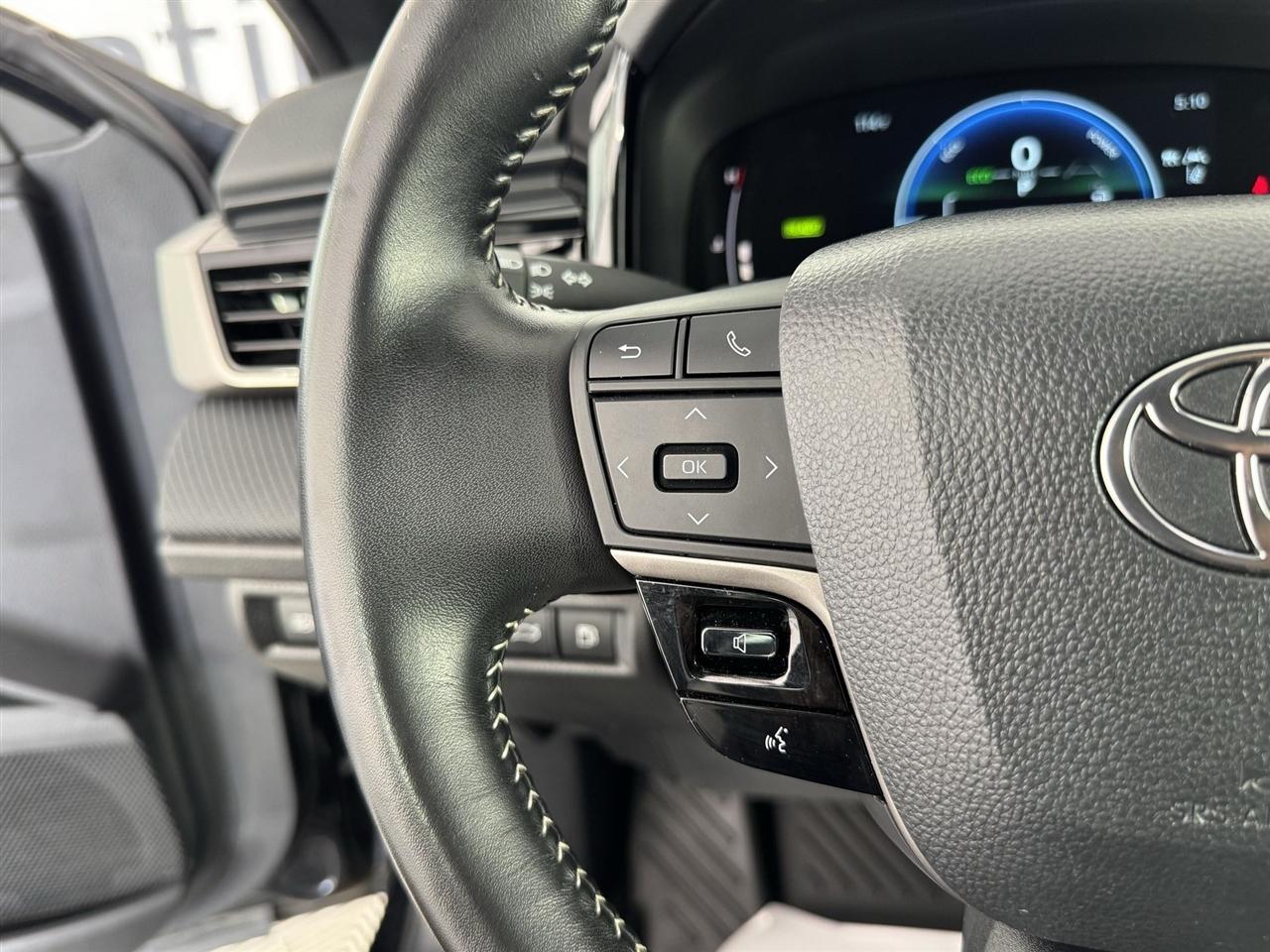 Toyota Camry Hybrid XLE 2025