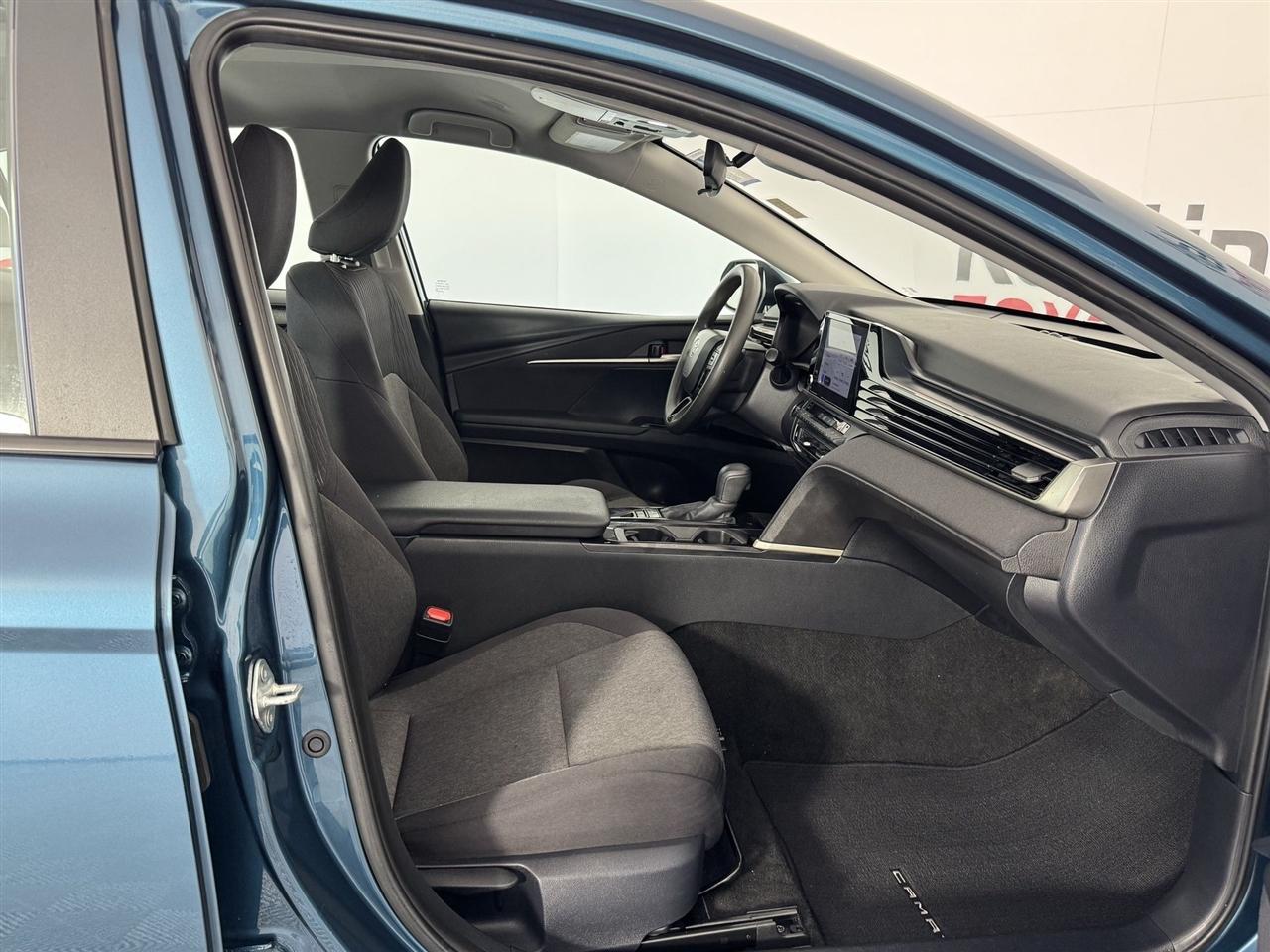 Toyota Camry Hybrid XLE 2025