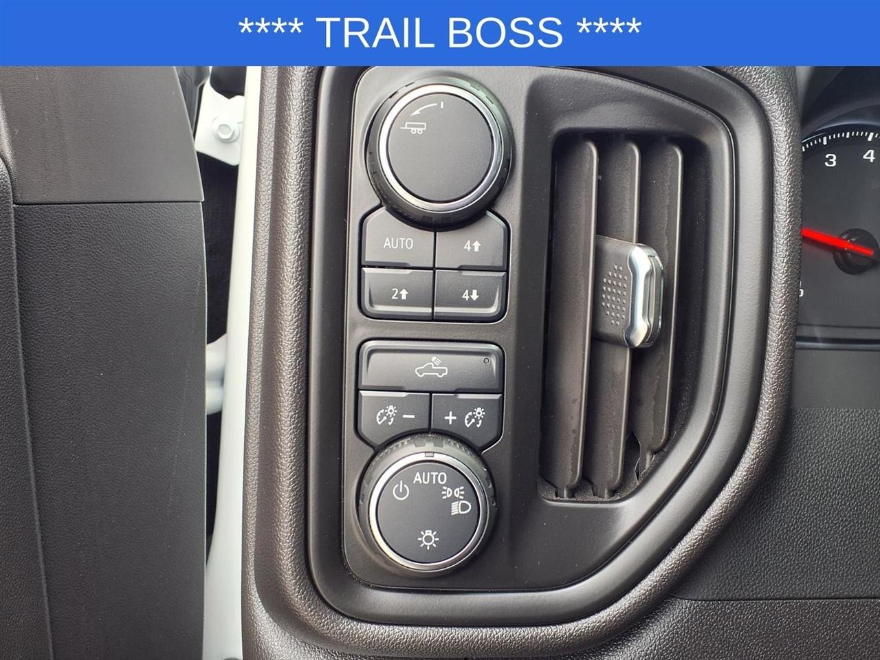 Chevrolet Silverado 1500 Trail Boss Custom Crew Cab 4WD 2024