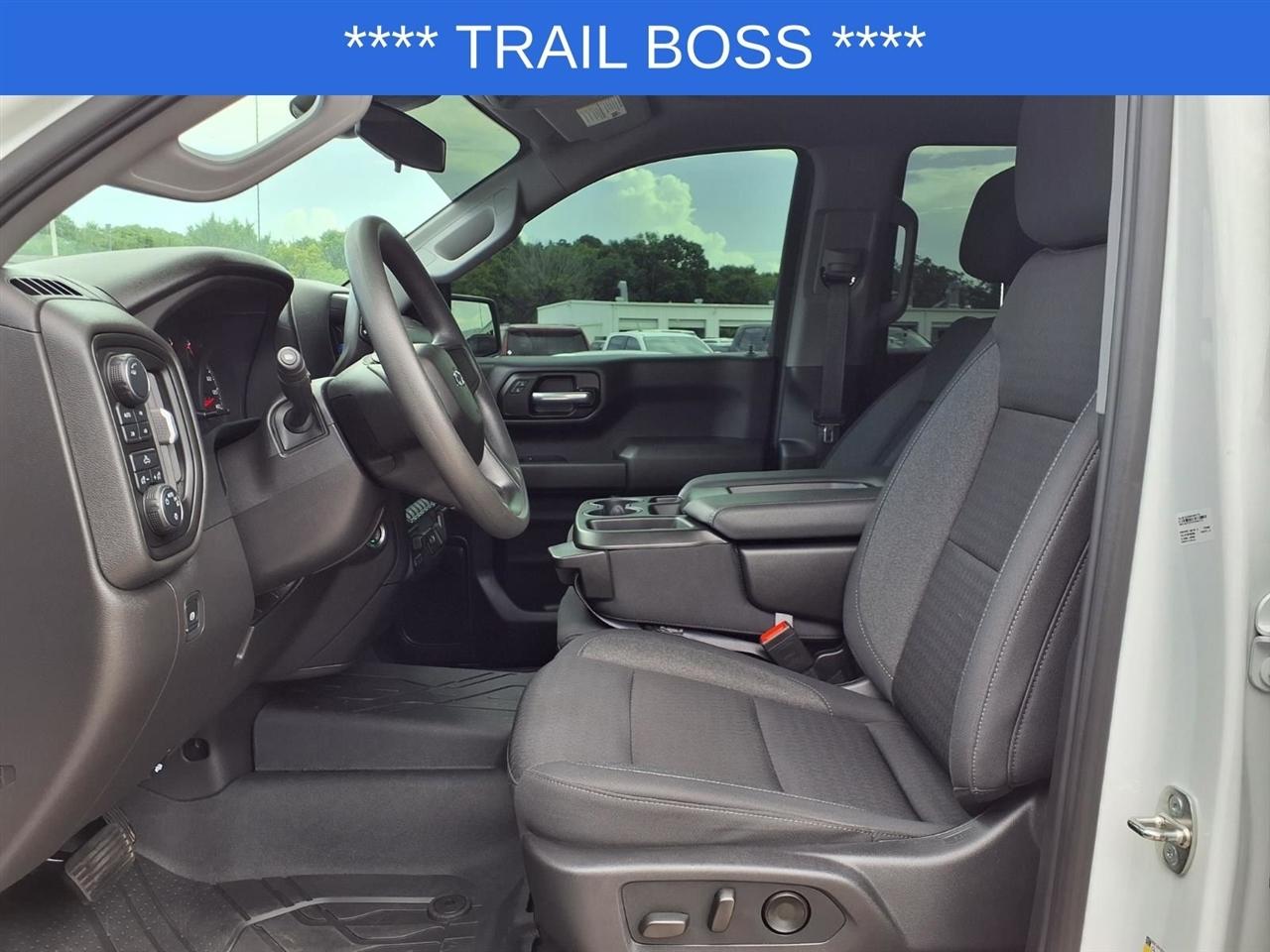 Chevrolet Silverado 1500 Trail Boss Custom Crew Cab 4WD 2024