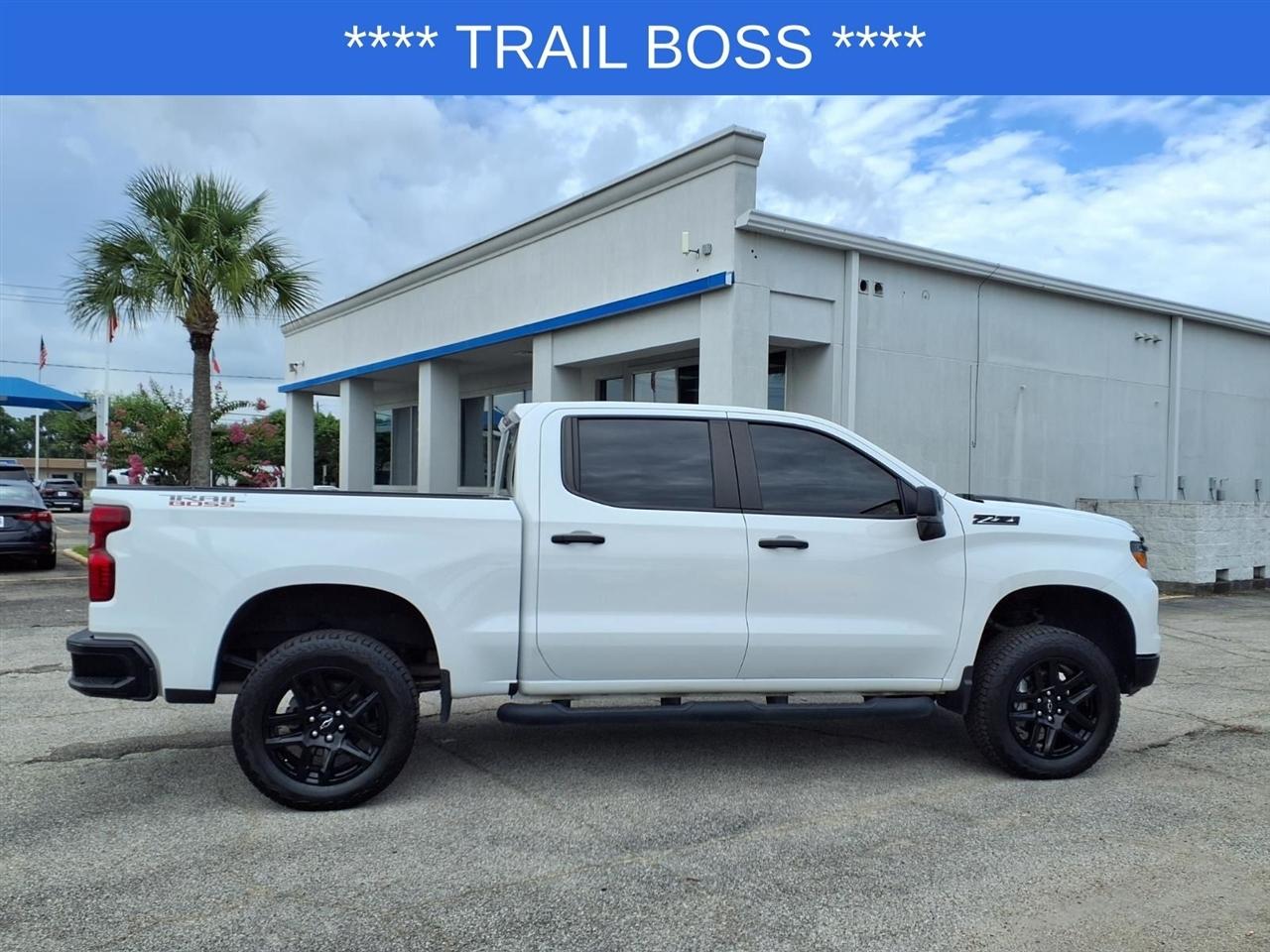Chevrolet Silverado 1500 Trail Boss Custom Crew Cab 4WD 2024