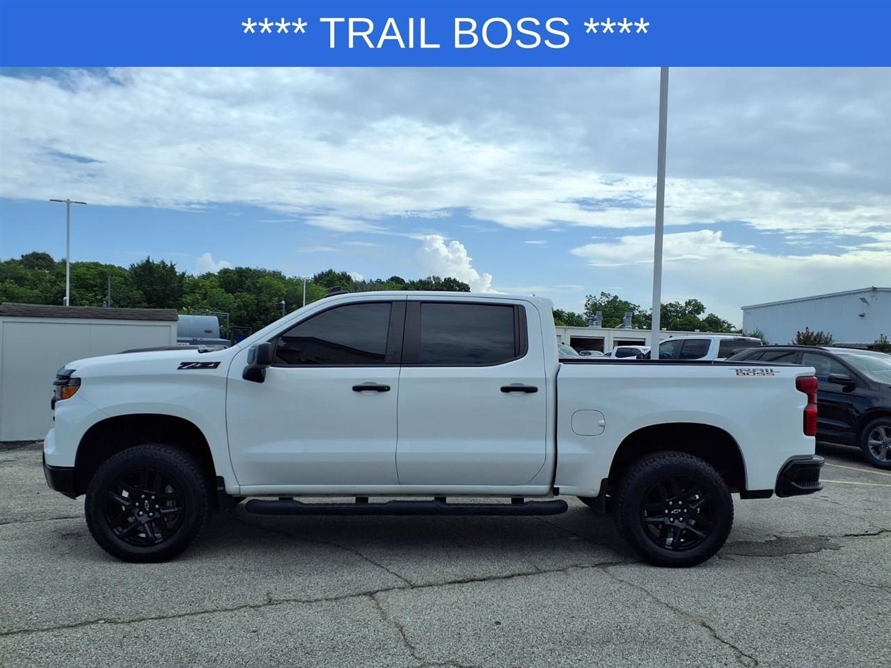 Chevrolet Silverado 1500 Trail Boss Custom Crew Cab 4WD 2024