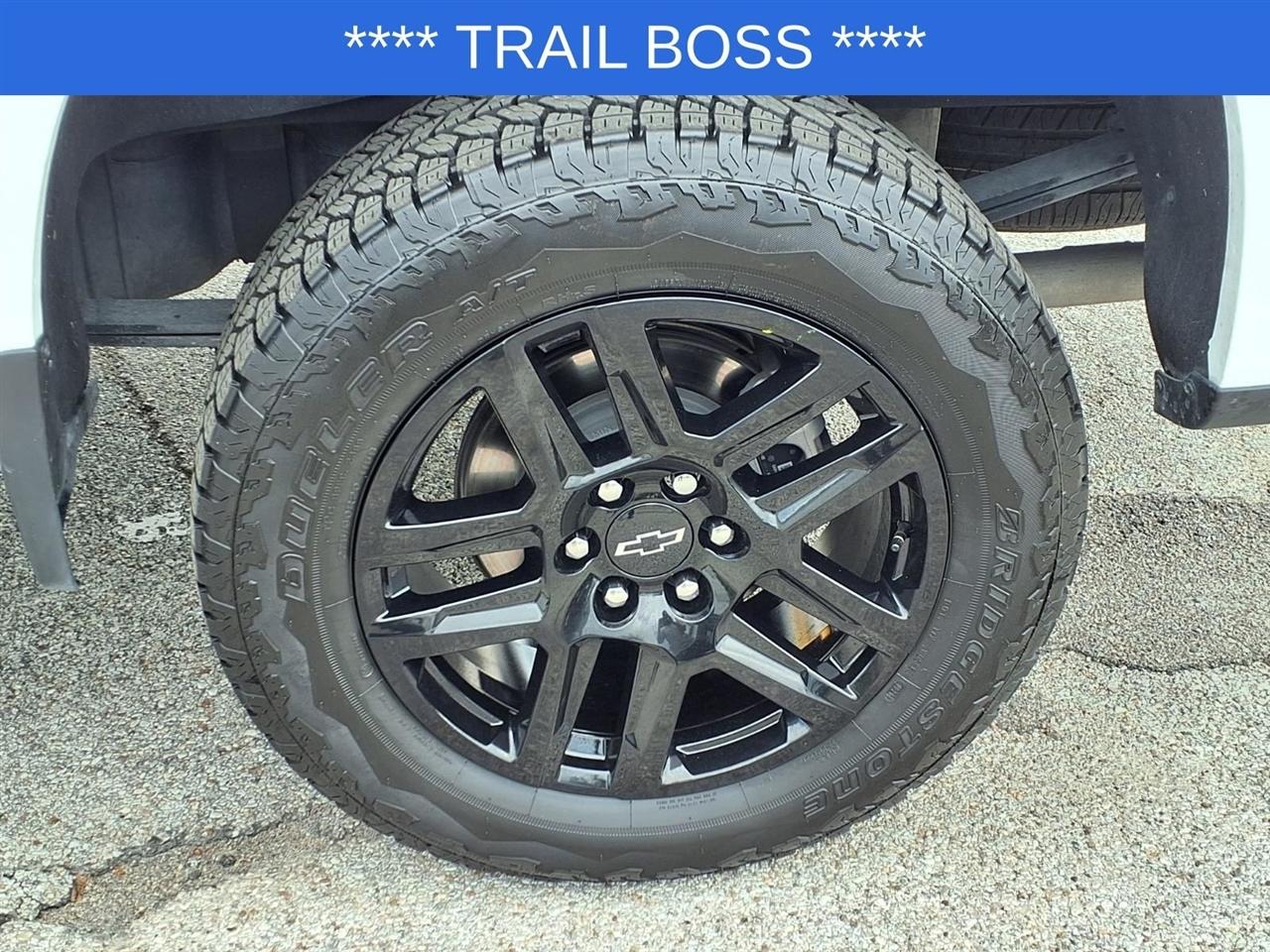 Chevrolet Silverado 1500 Trail Boss Custom Crew Cab 4WD 2024