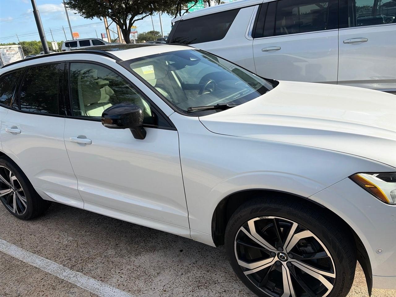 2023 Volvo XC60 B5 Ultimate Dark AWD