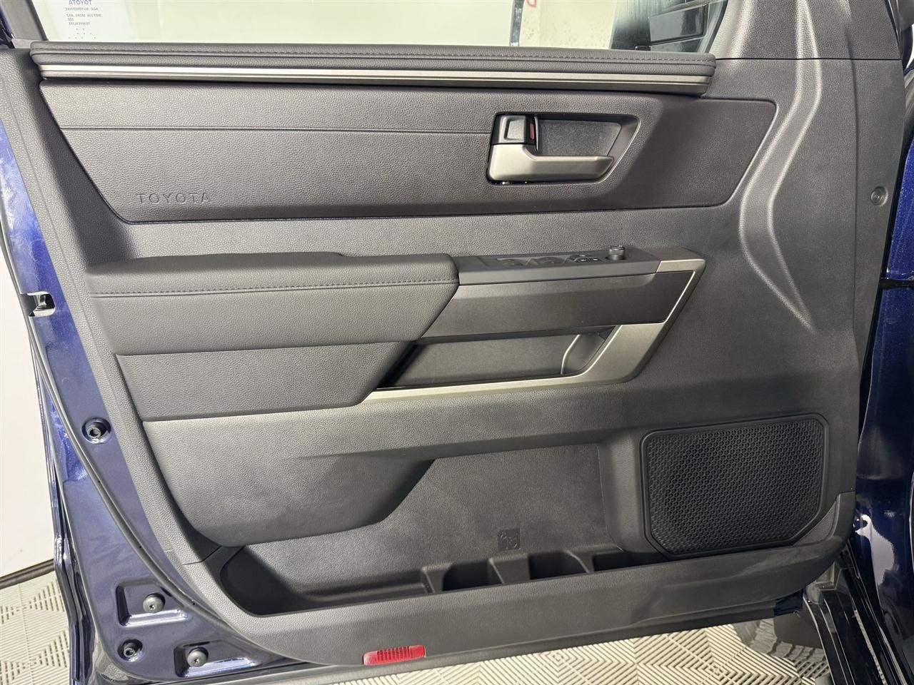 Toyota Tundra SR5 CrewMax 4WD 2026
