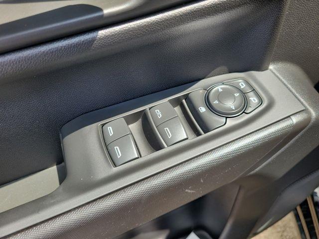 Chevrolet Silverado 1500 Custom Crew Cab 2WD 2024
