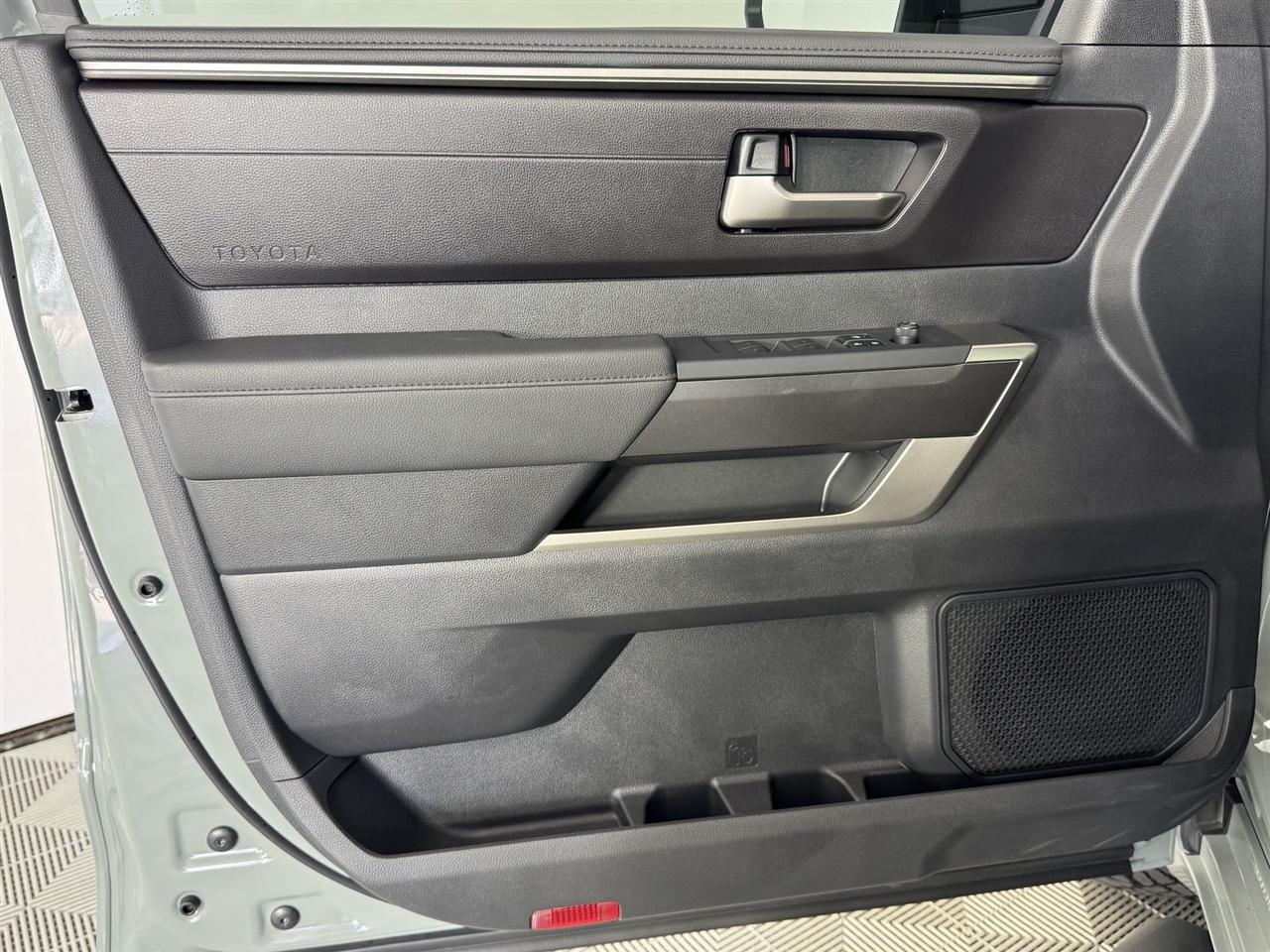 Toyota Tundra SR5 CrewMax 4WD 2026