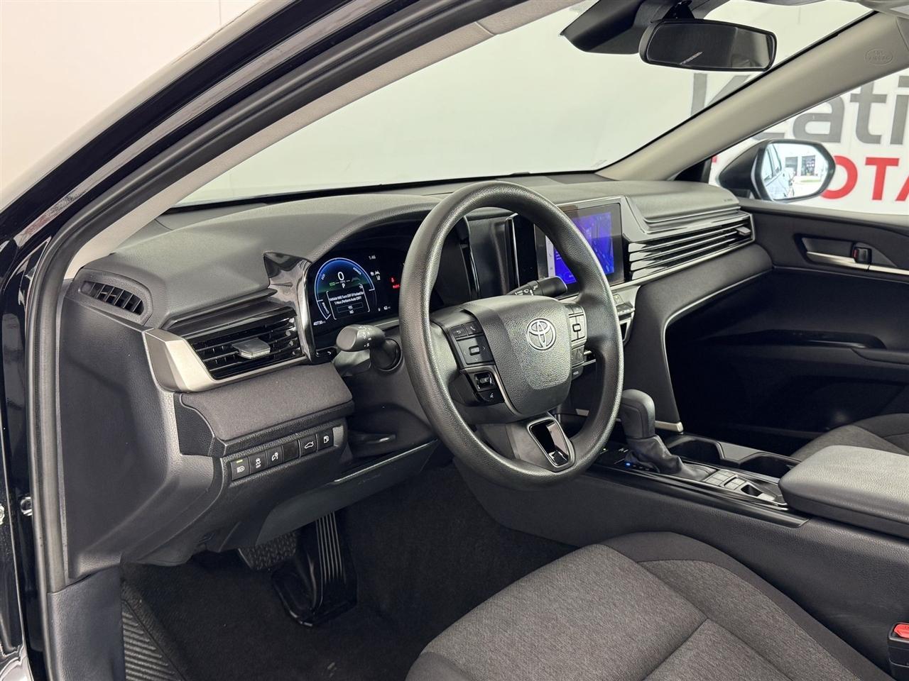 Toyota Camry Hybrid XLE 2025