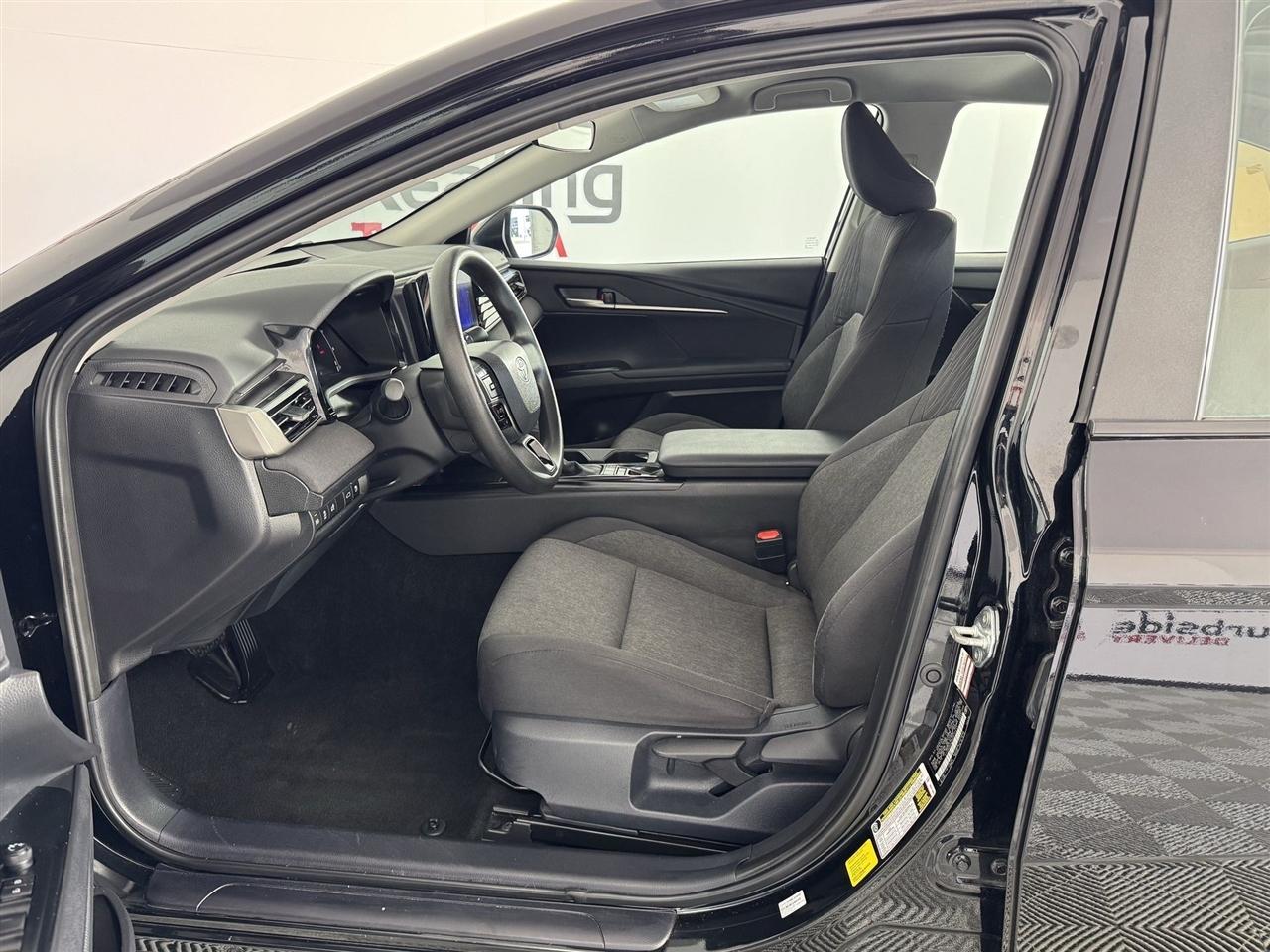 Toyota Camry Hybrid XLE 2025