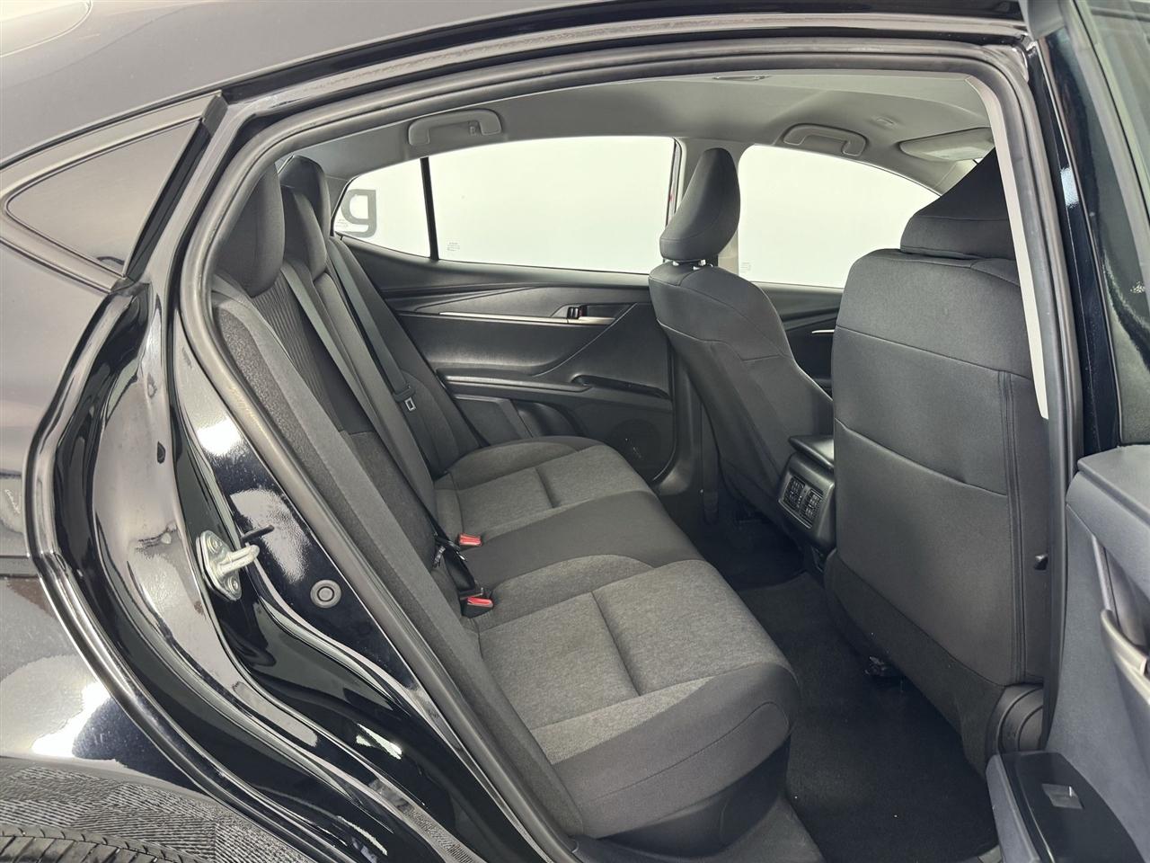 Toyota Camry Hybrid XLE 2025
