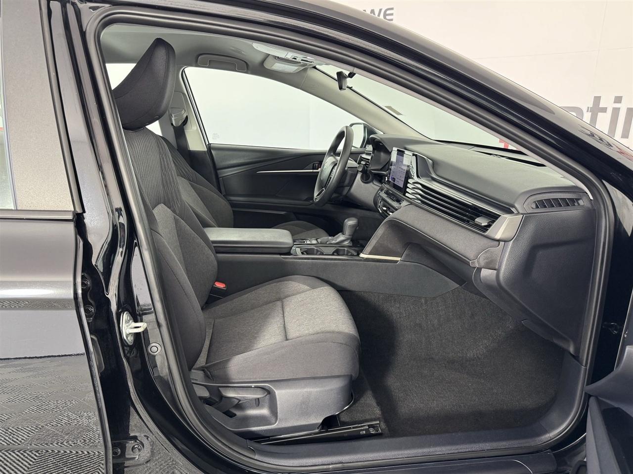 Toyota Camry Hybrid XLE 2025