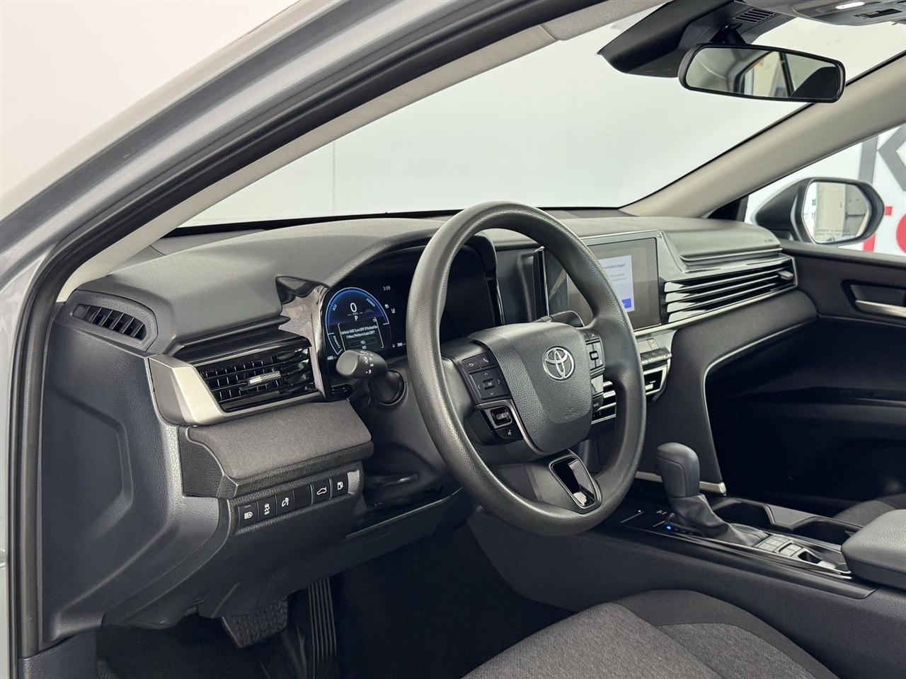 Toyota Camry Hybrid XLE 2025