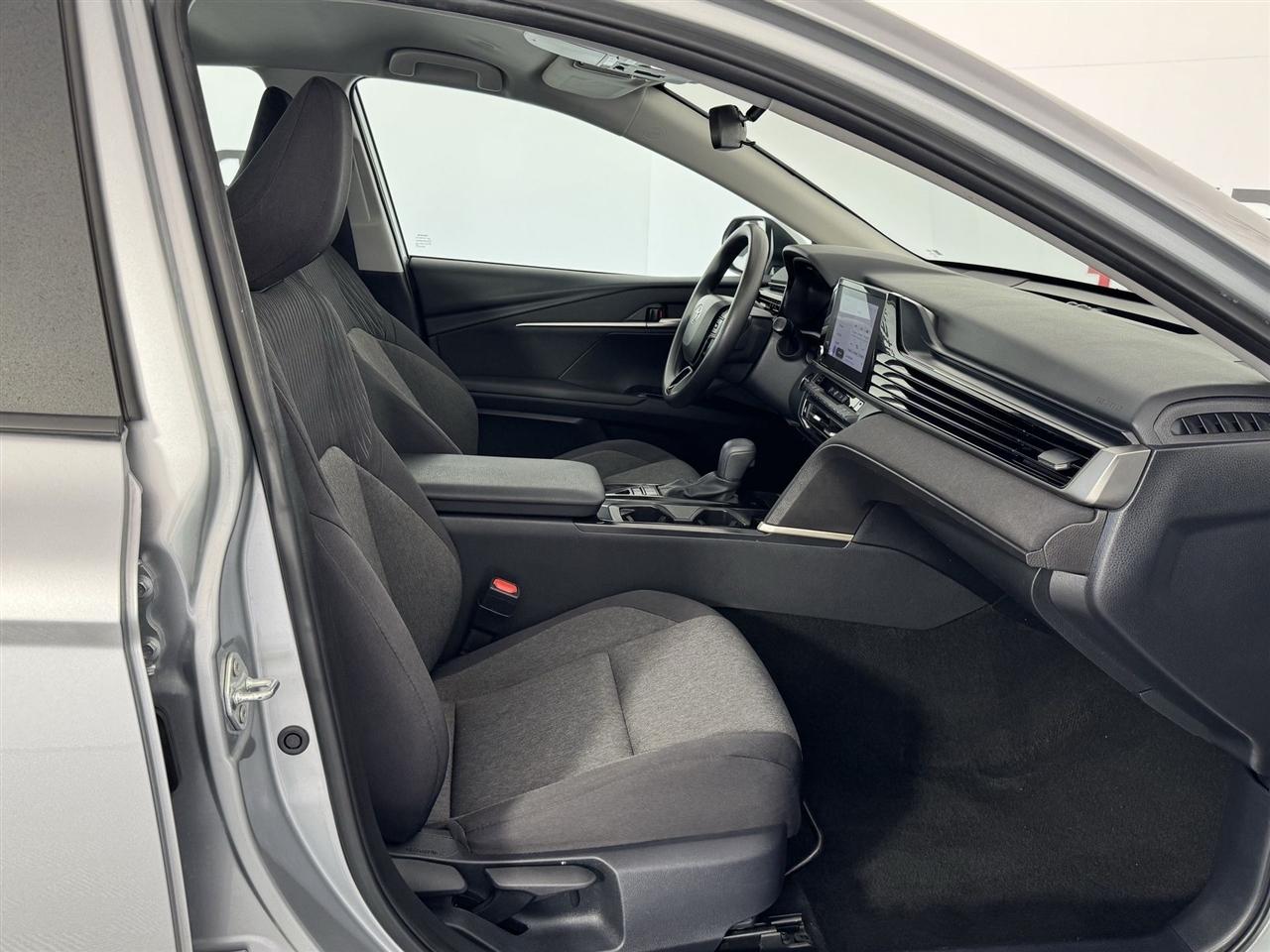 Toyota Camry Hybrid XLE 2025