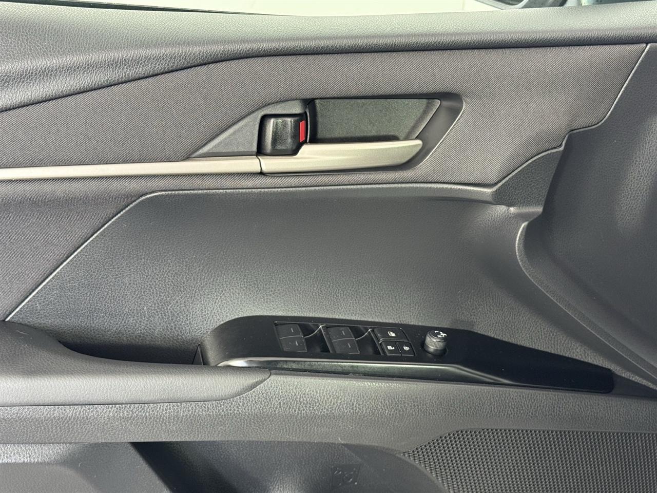 Toyota Camry Hybrid XLE 2025
