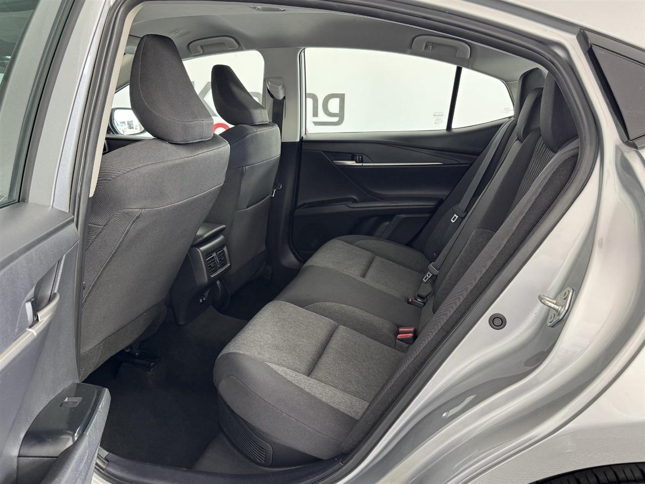 Toyota Camry Hybrid XLE 2025