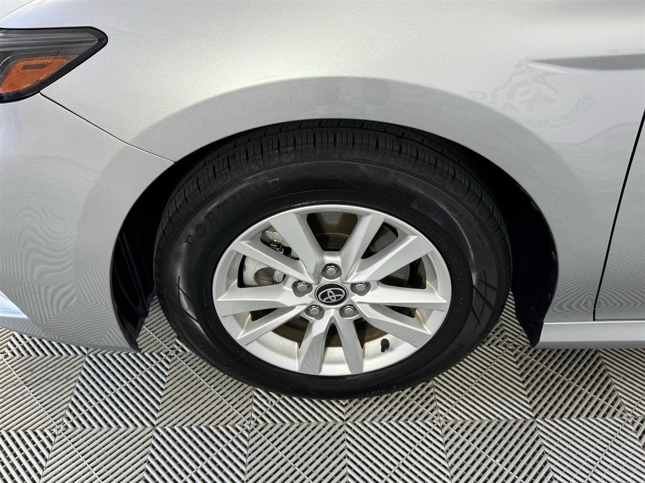 Toyota Camry Hybrid XLE 2025