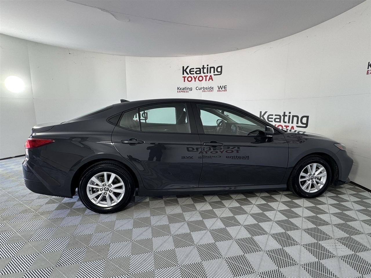 Toyota Camry Hybrid XLE 2025