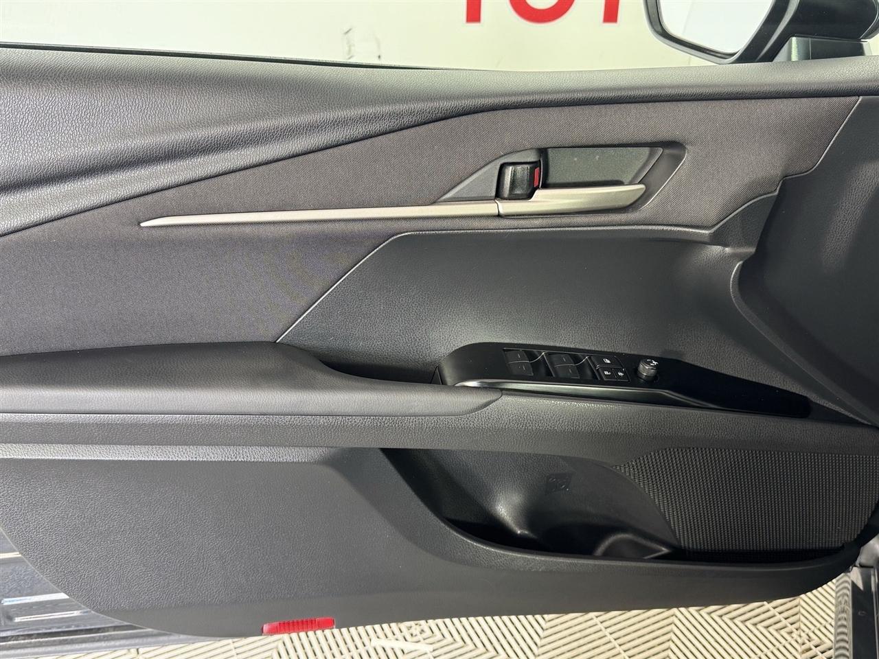 Toyota Camry Hybrid XLE 2025