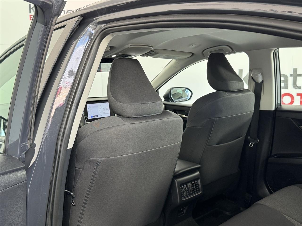 Toyota Camry Hybrid XLE 2025