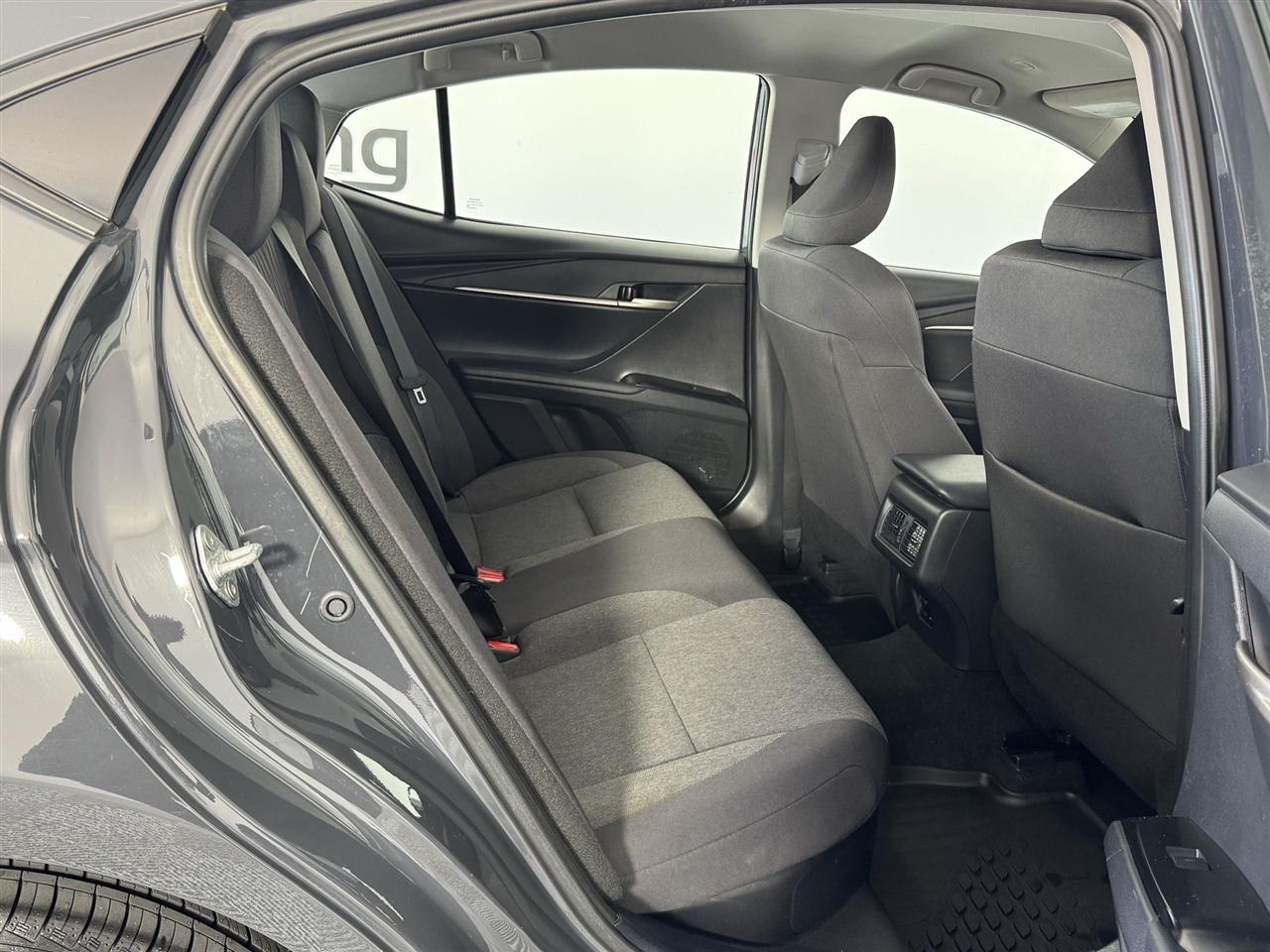 Toyota Camry Hybrid XLE 2025