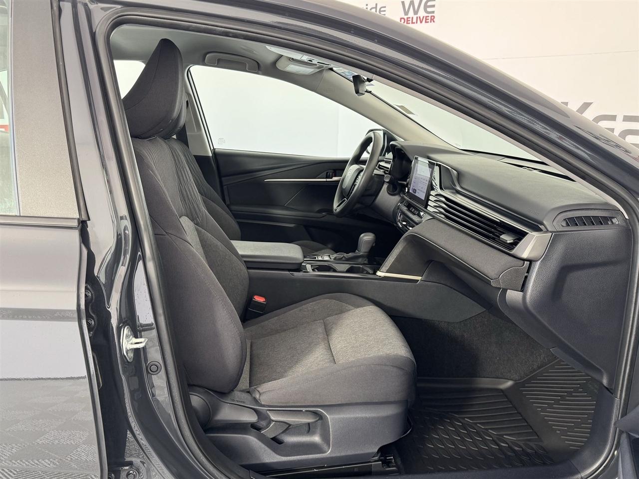 Toyota Camry Hybrid XLE 2025