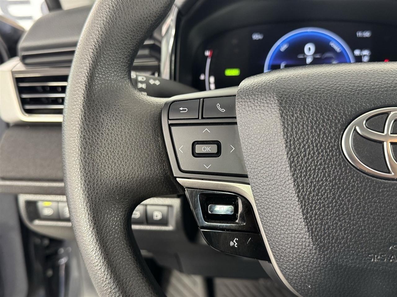 Toyota Camry Hybrid XLE 2025