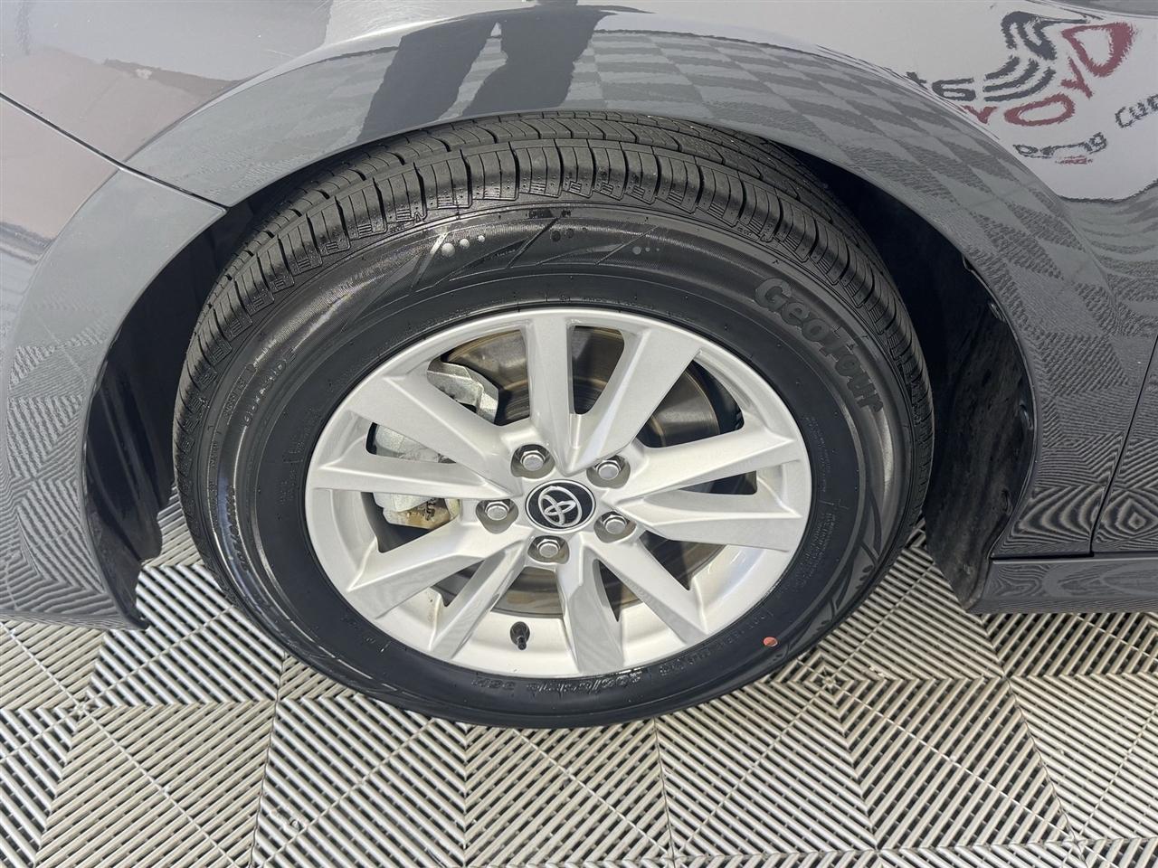 Toyota Camry Hybrid XLE 2025