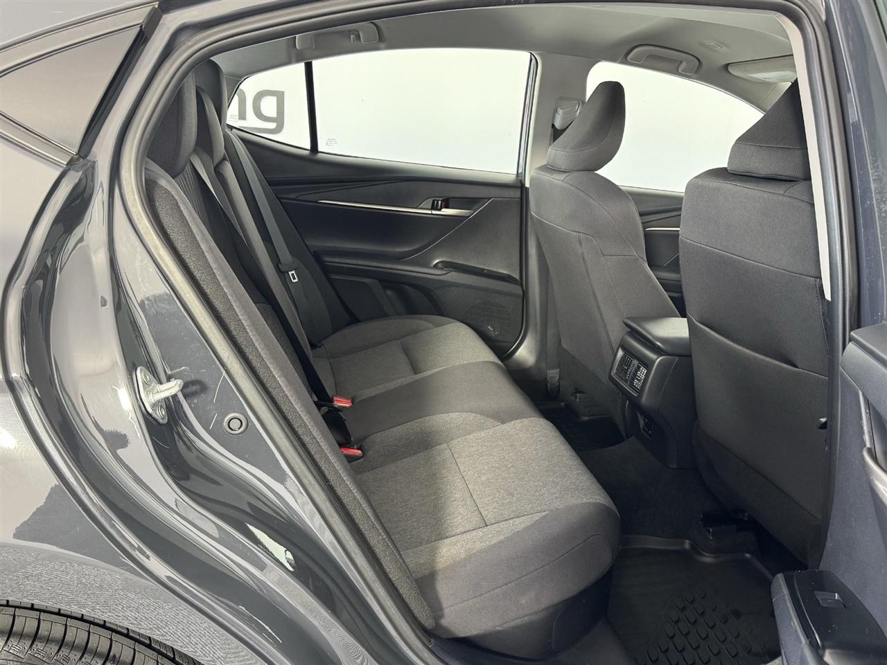 Toyota Camry Hybrid XLE 2025