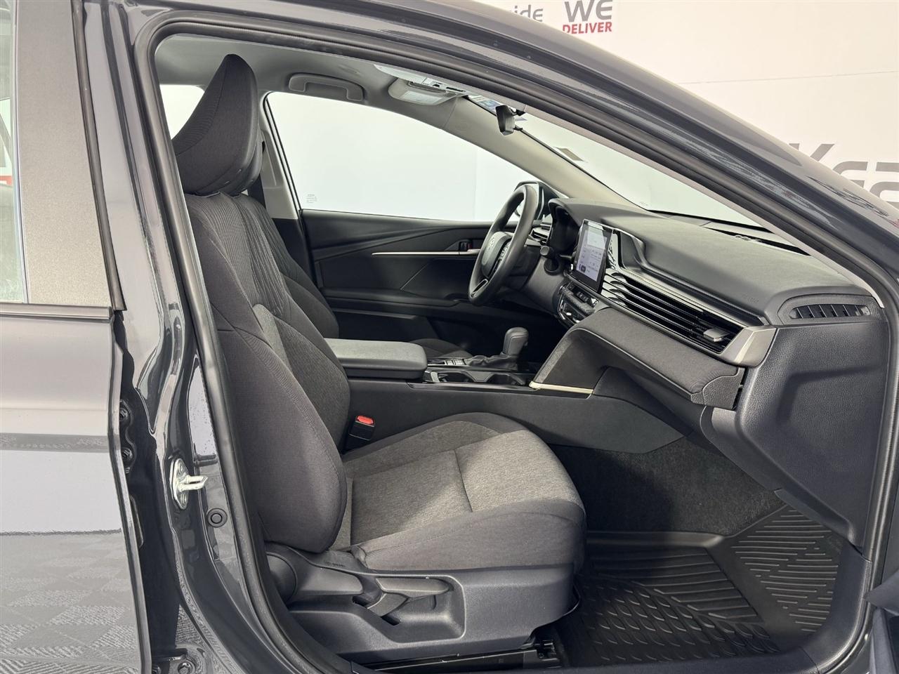 Toyota Camry Hybrid XLE 2025