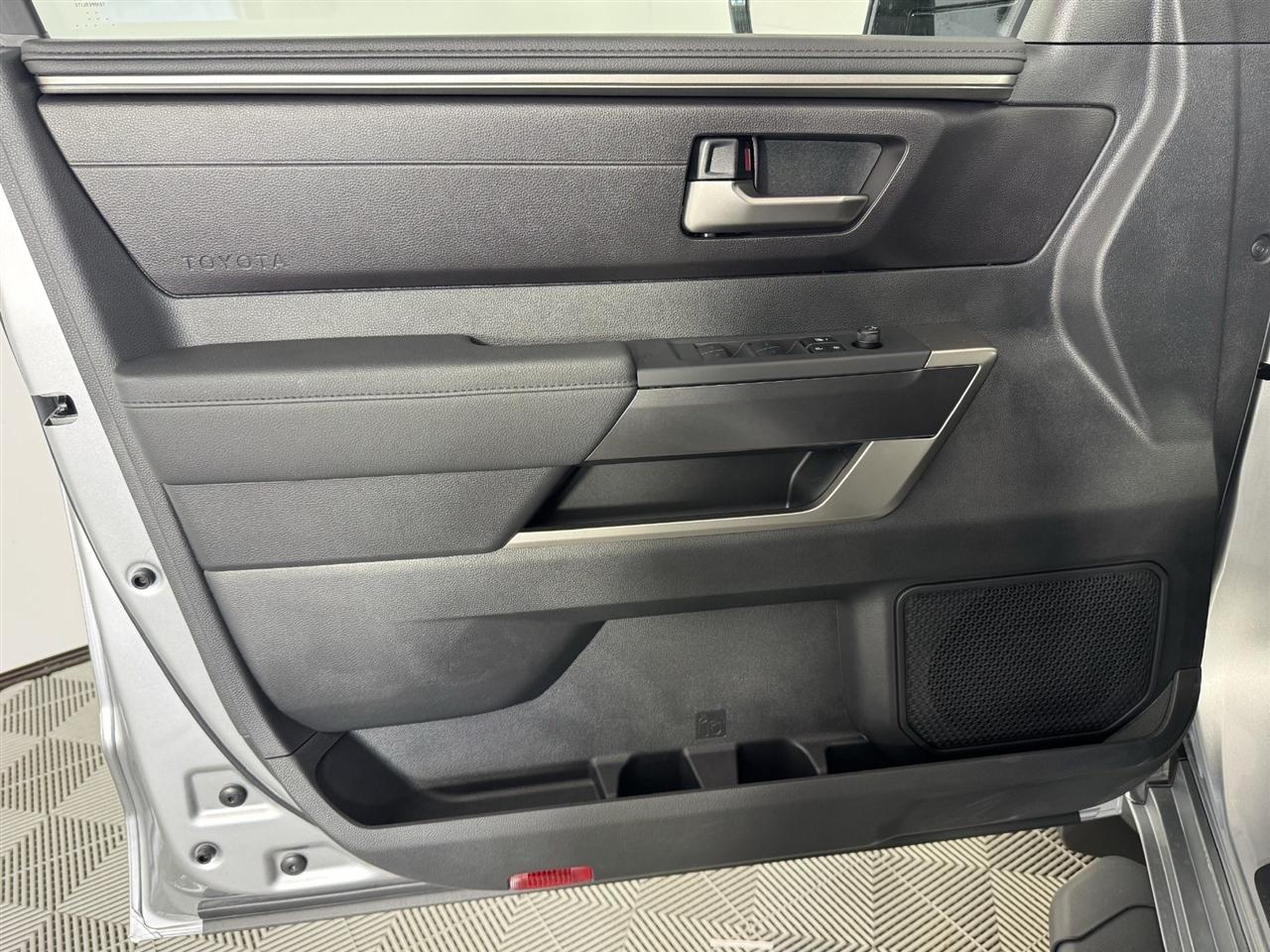 Toyota Tundra SR5 CrewMax 4WD 2026