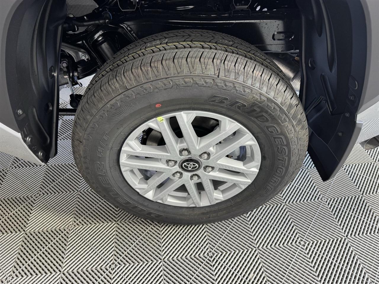 Toyota Tundra SR5 CrewMax 4WD 2026