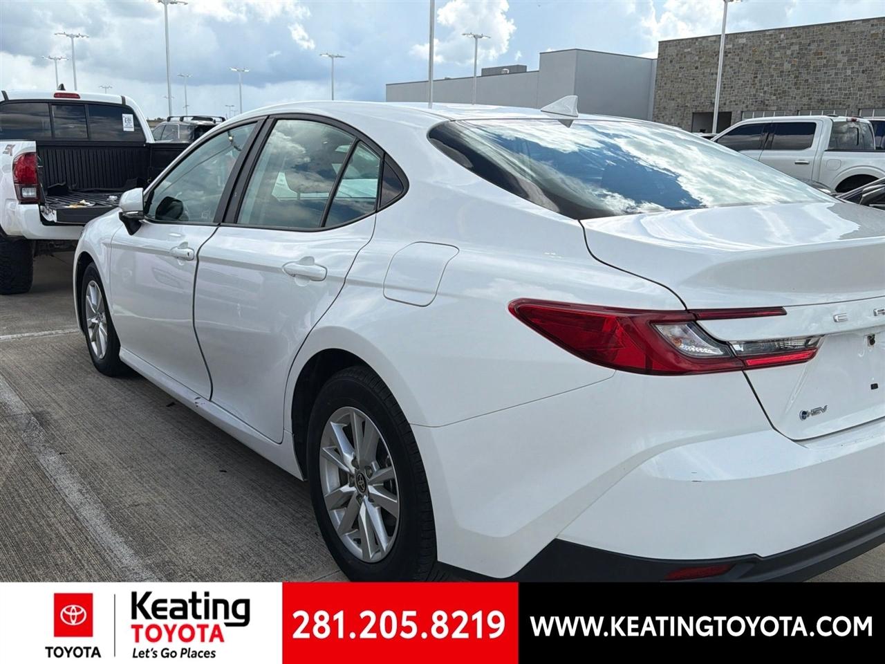 Toyota Camry Hybrid XLE 2025
