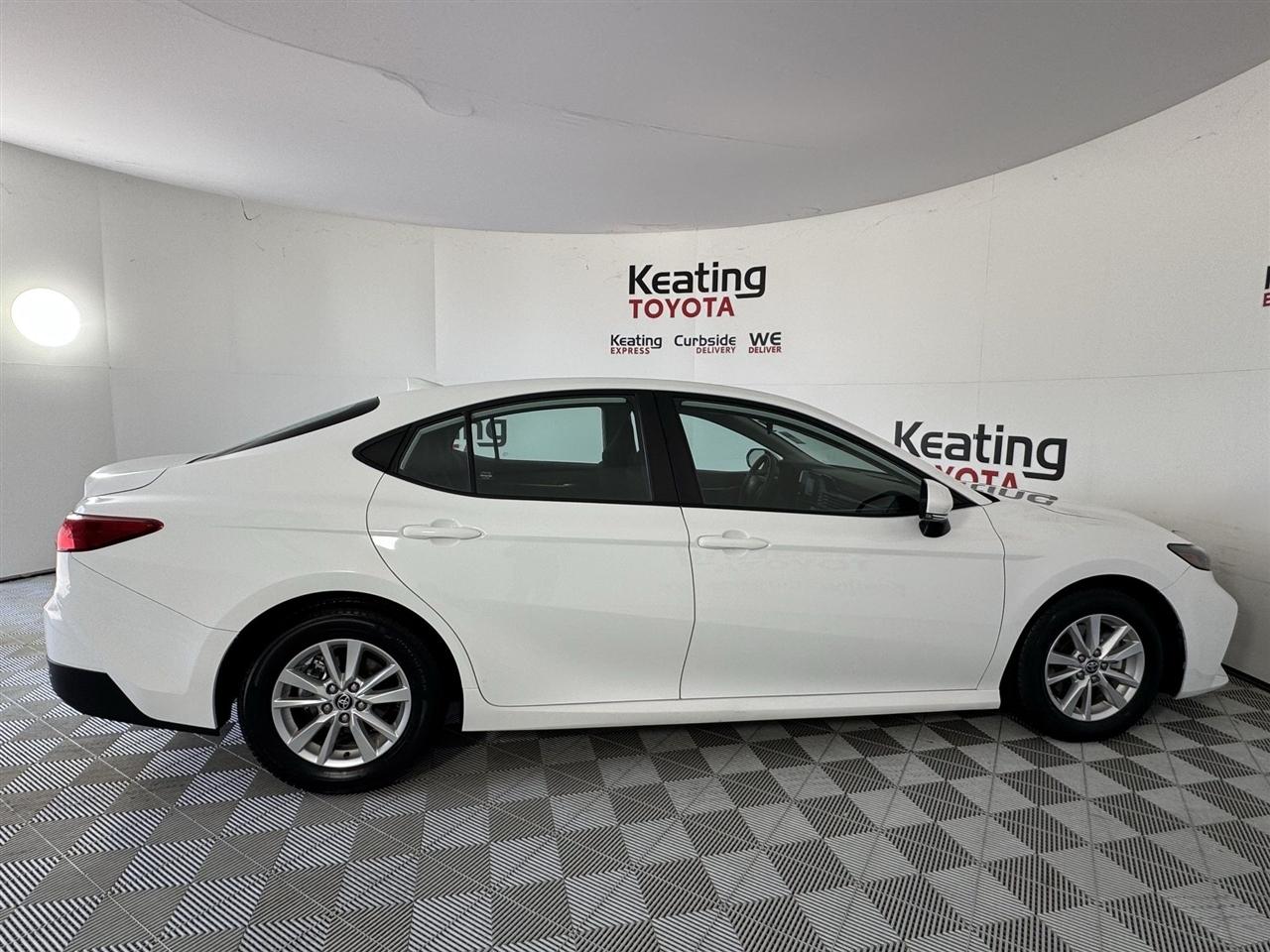 Toyota Camry Hybrid XLE 2025