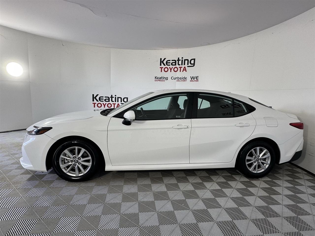 Toyota Camry Hybrid XLE 2025