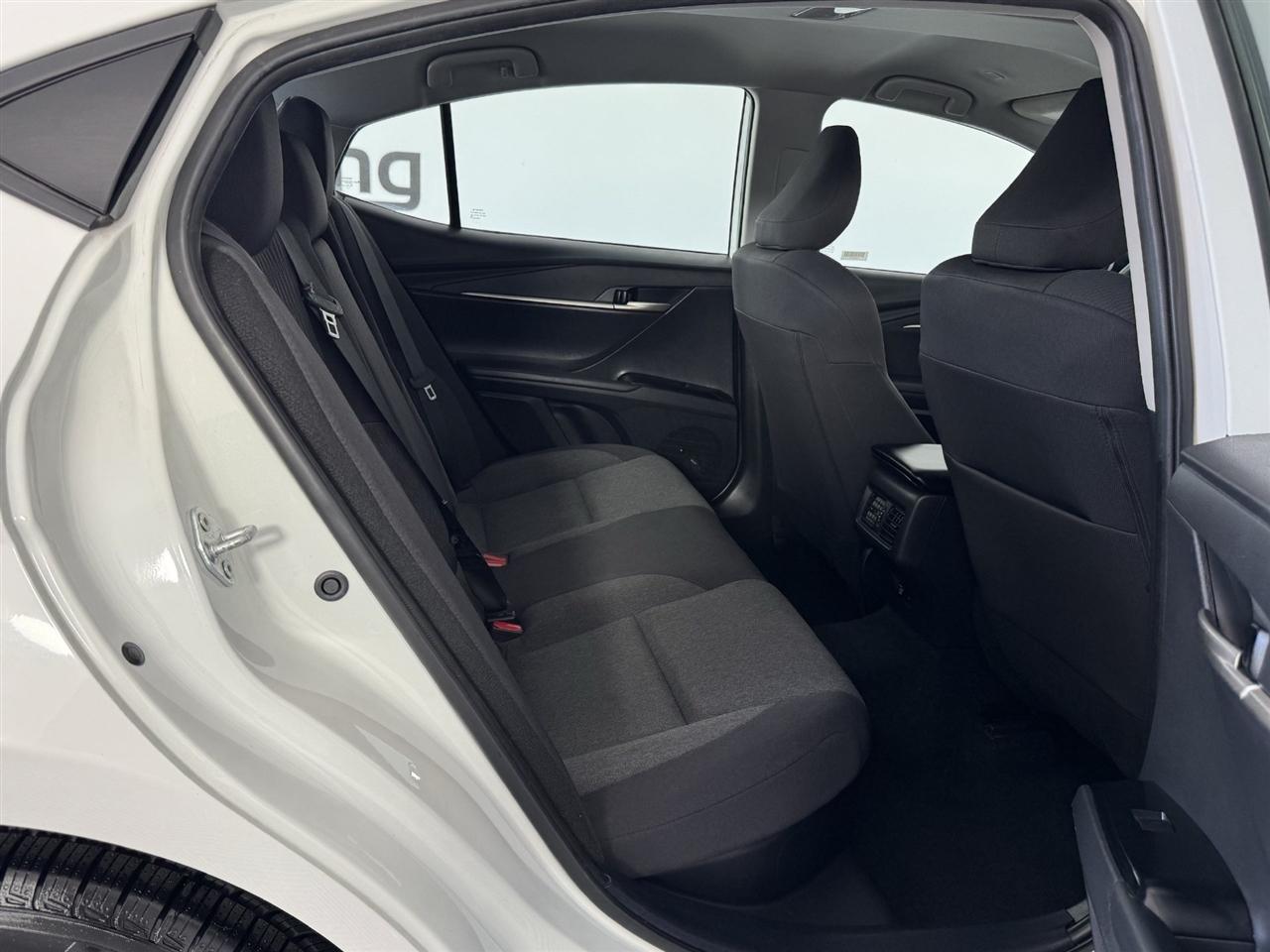 Toyota Camry Hybrid XLE 2025