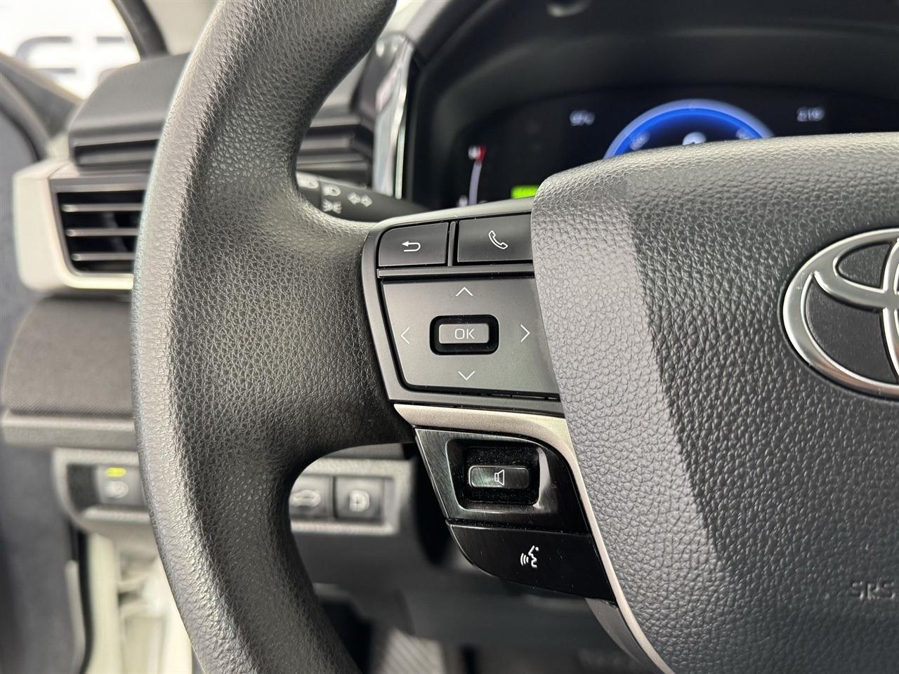 Toyota Camry Hybrid XLE 2025