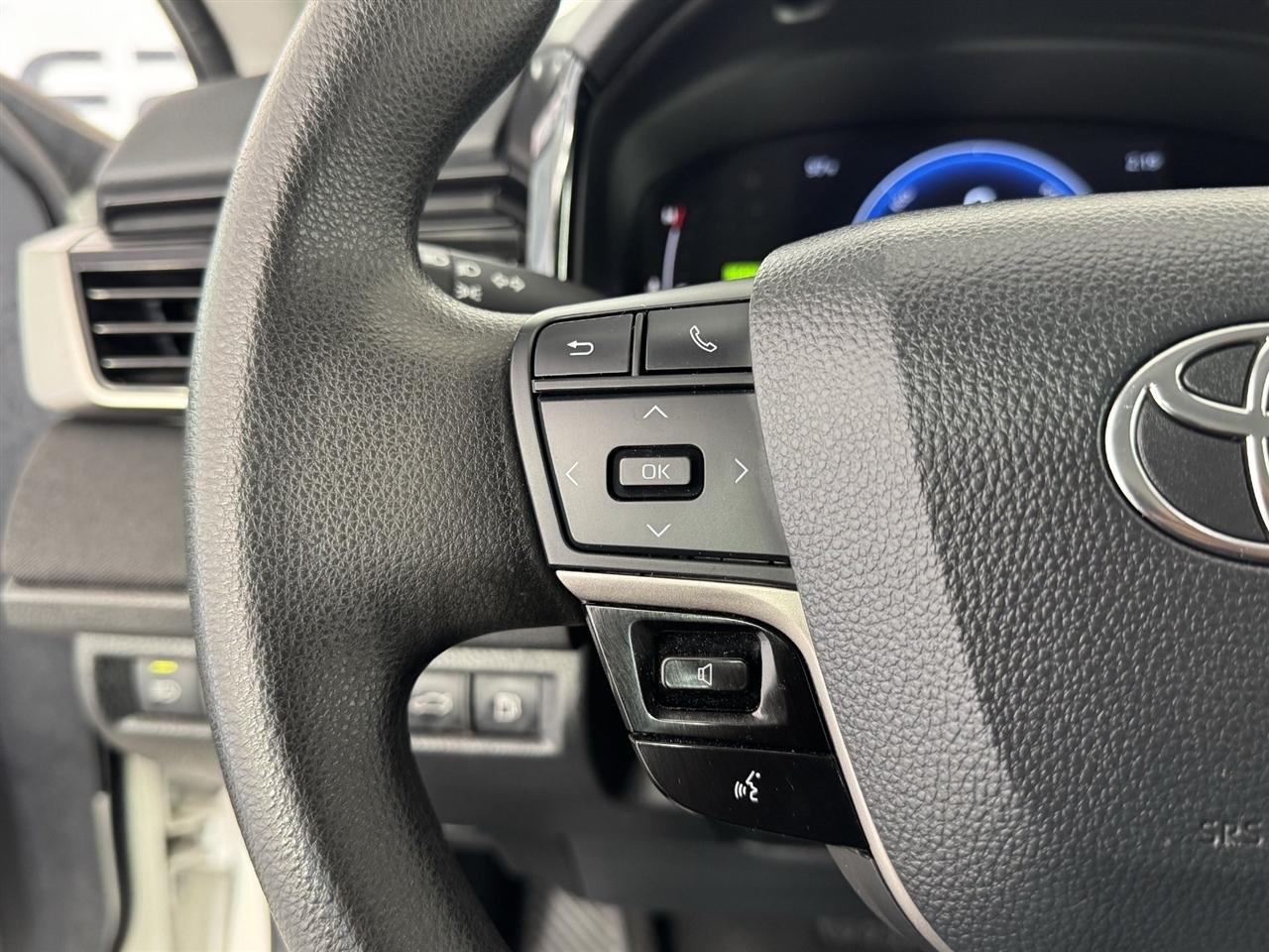 Toyota Camry Hybrid XLE 2025